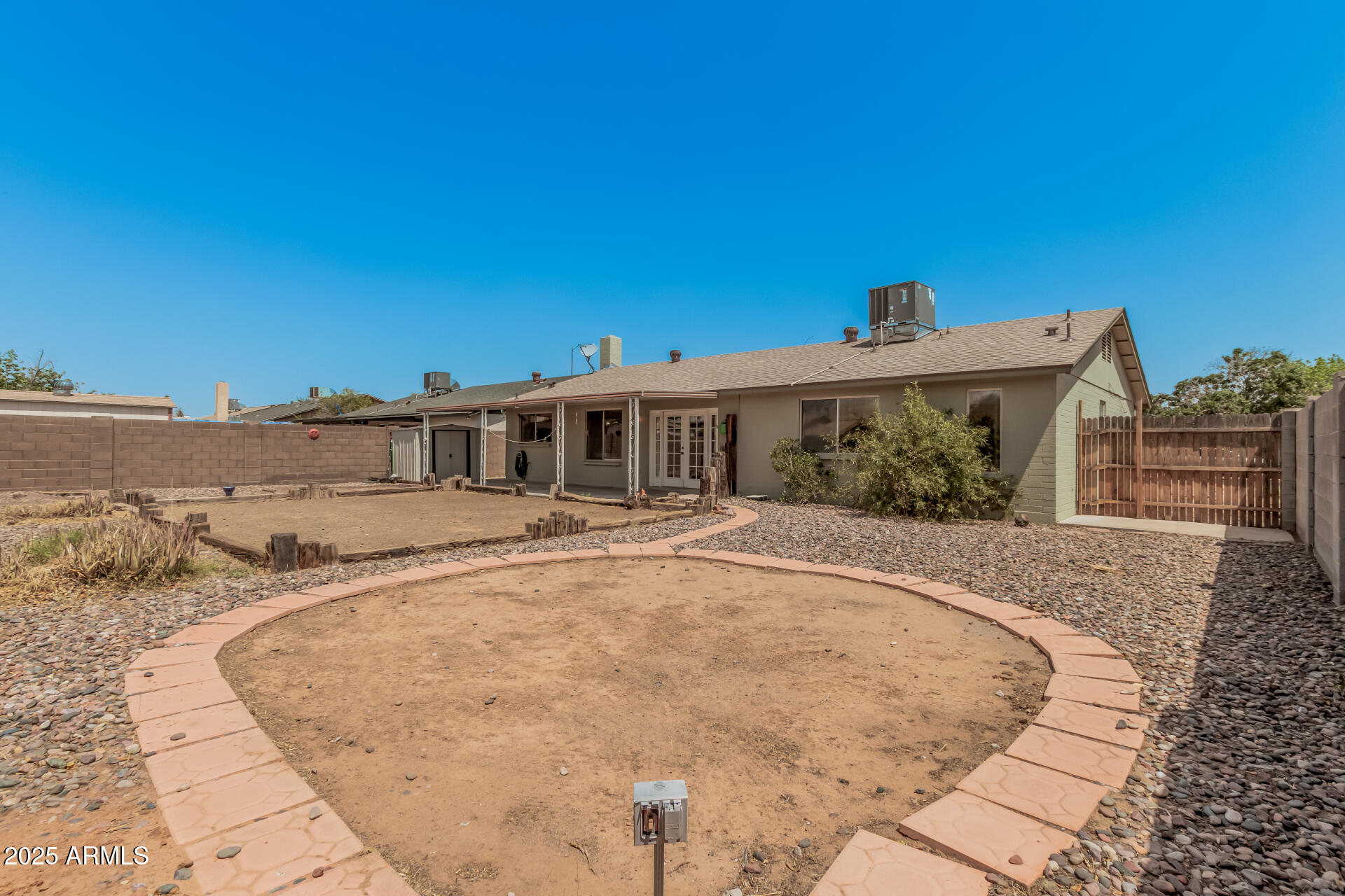 2447 E HOLMES Avenue