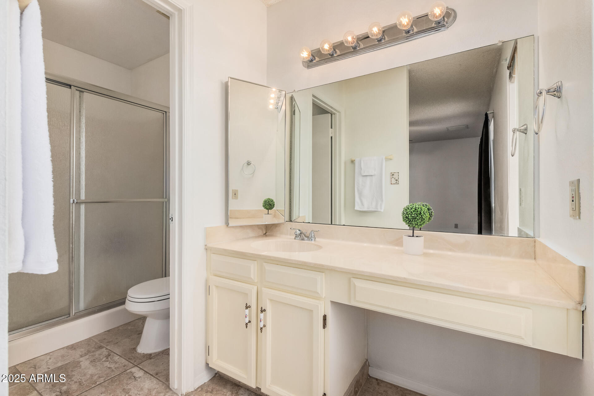 2447 E HOLMES Avenue