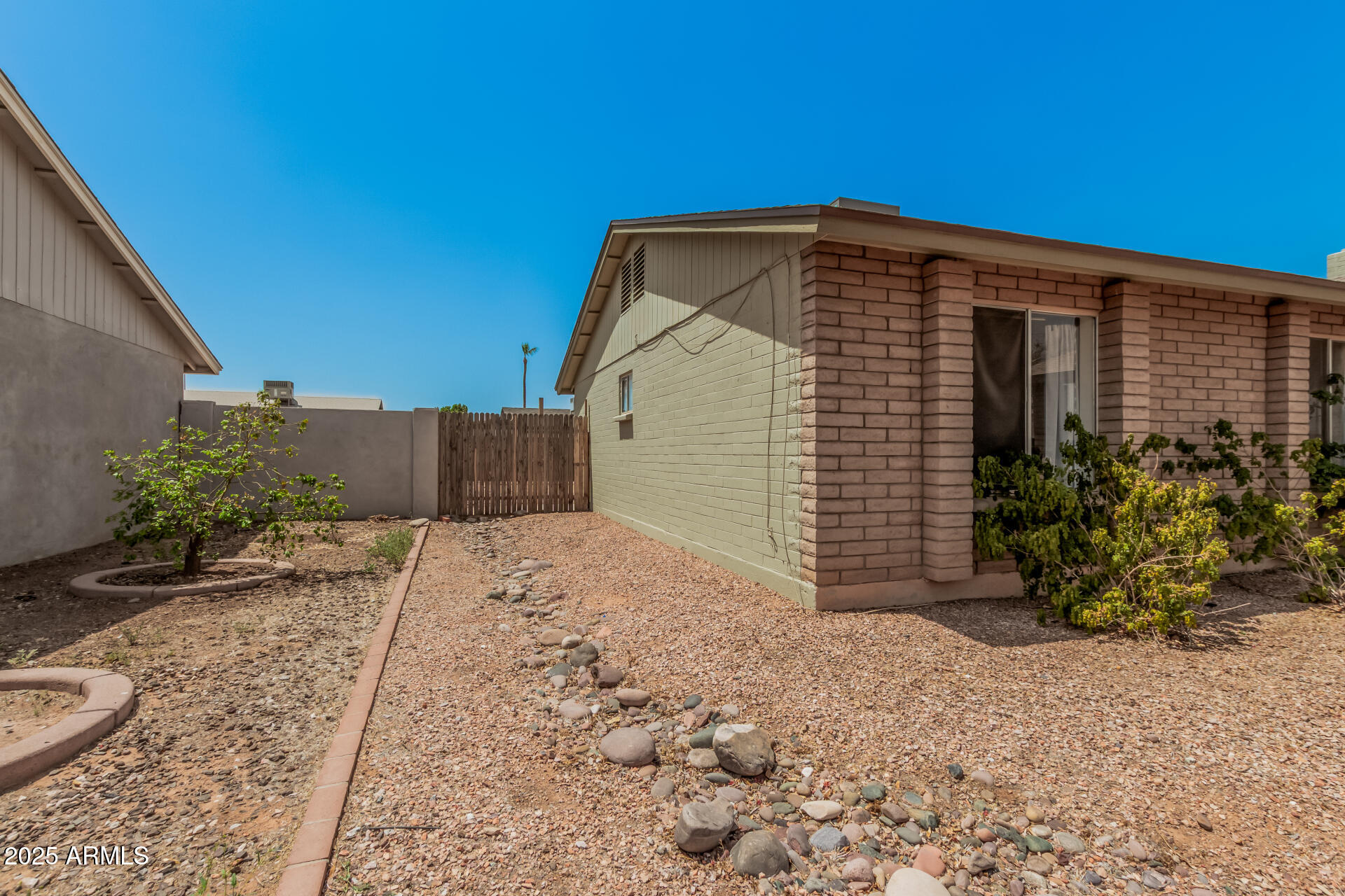 2447 E HOLMES Avenue