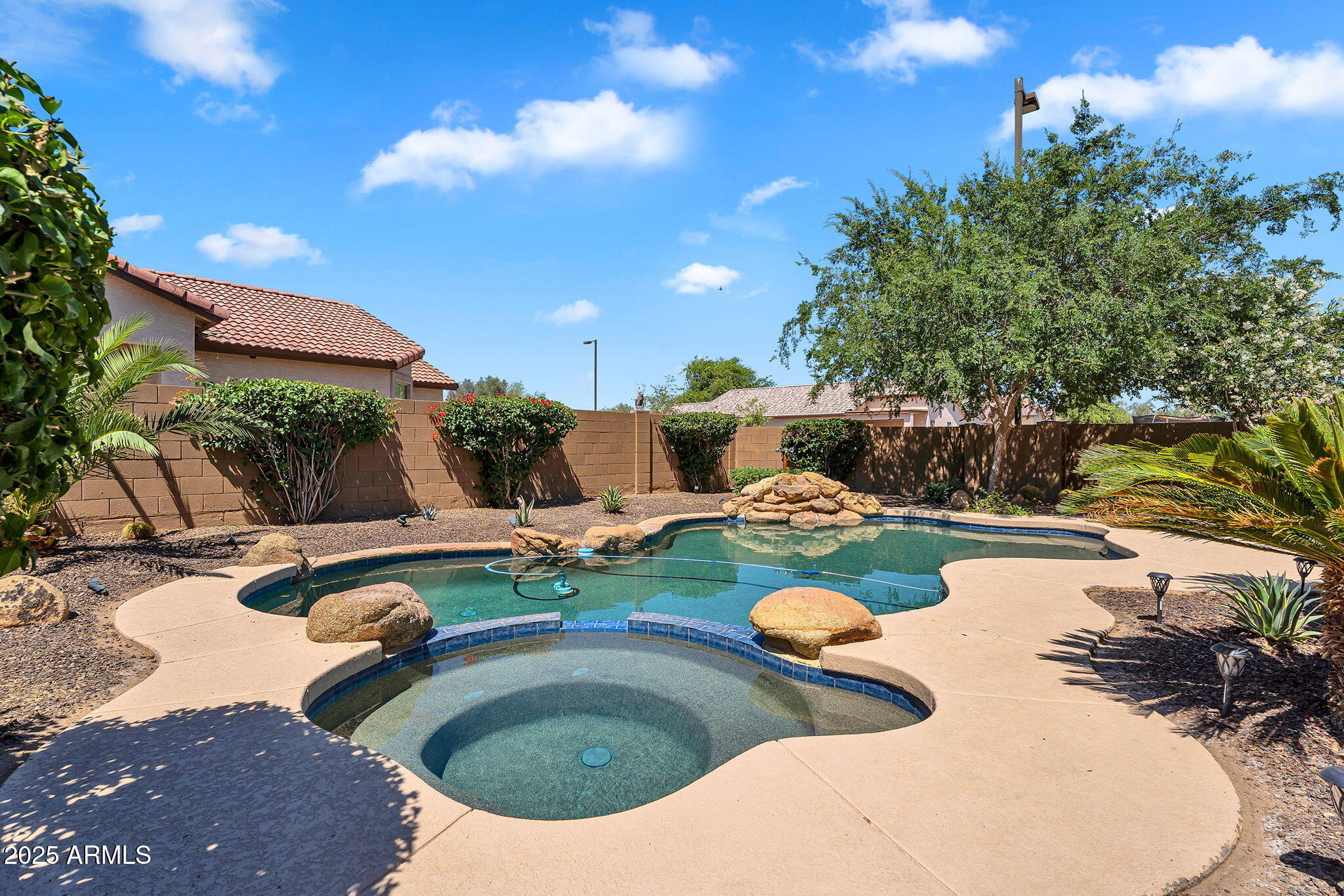 24886 W HUNTINGTON Drive