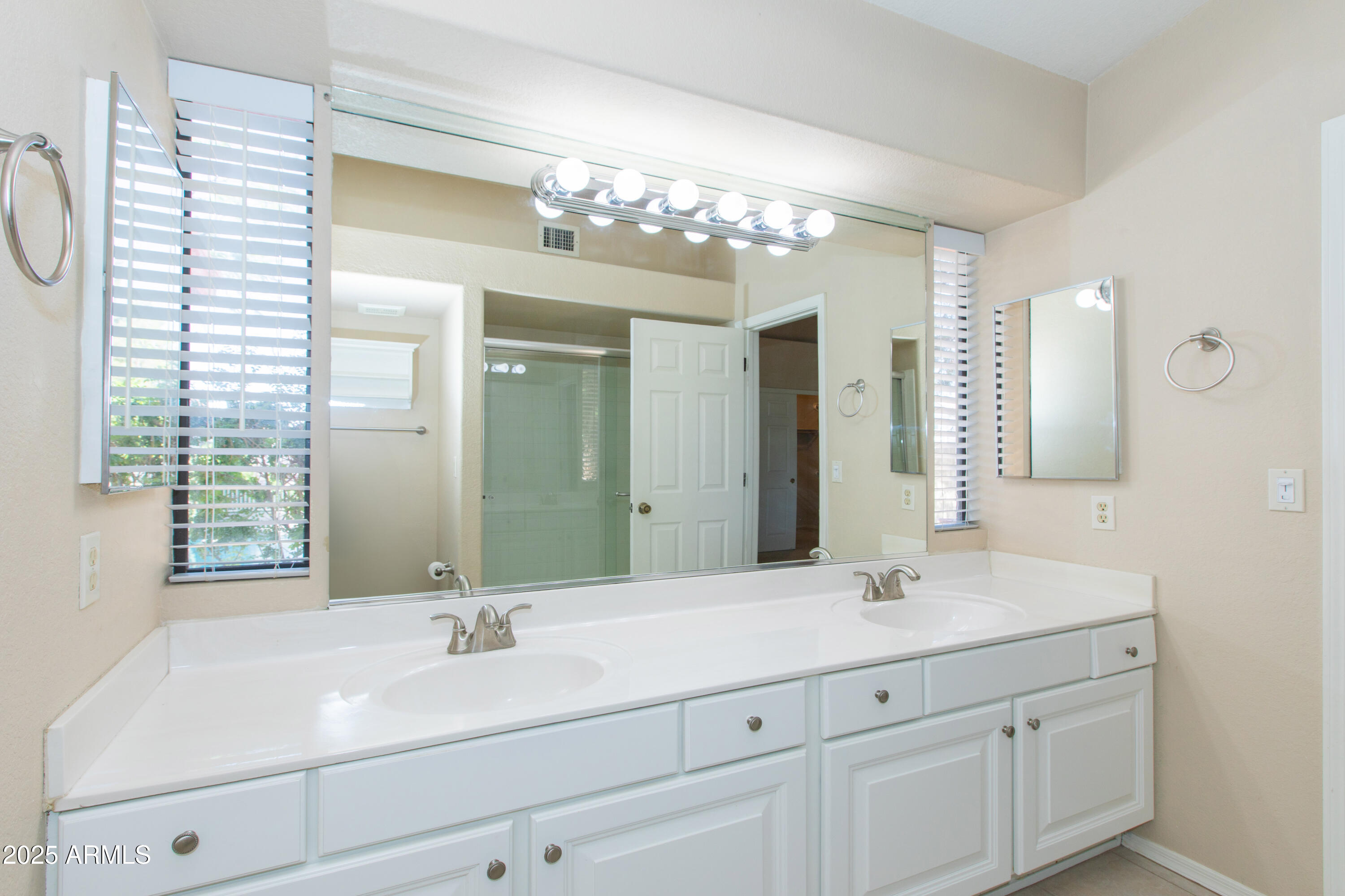 1603 E CHICAGO Street