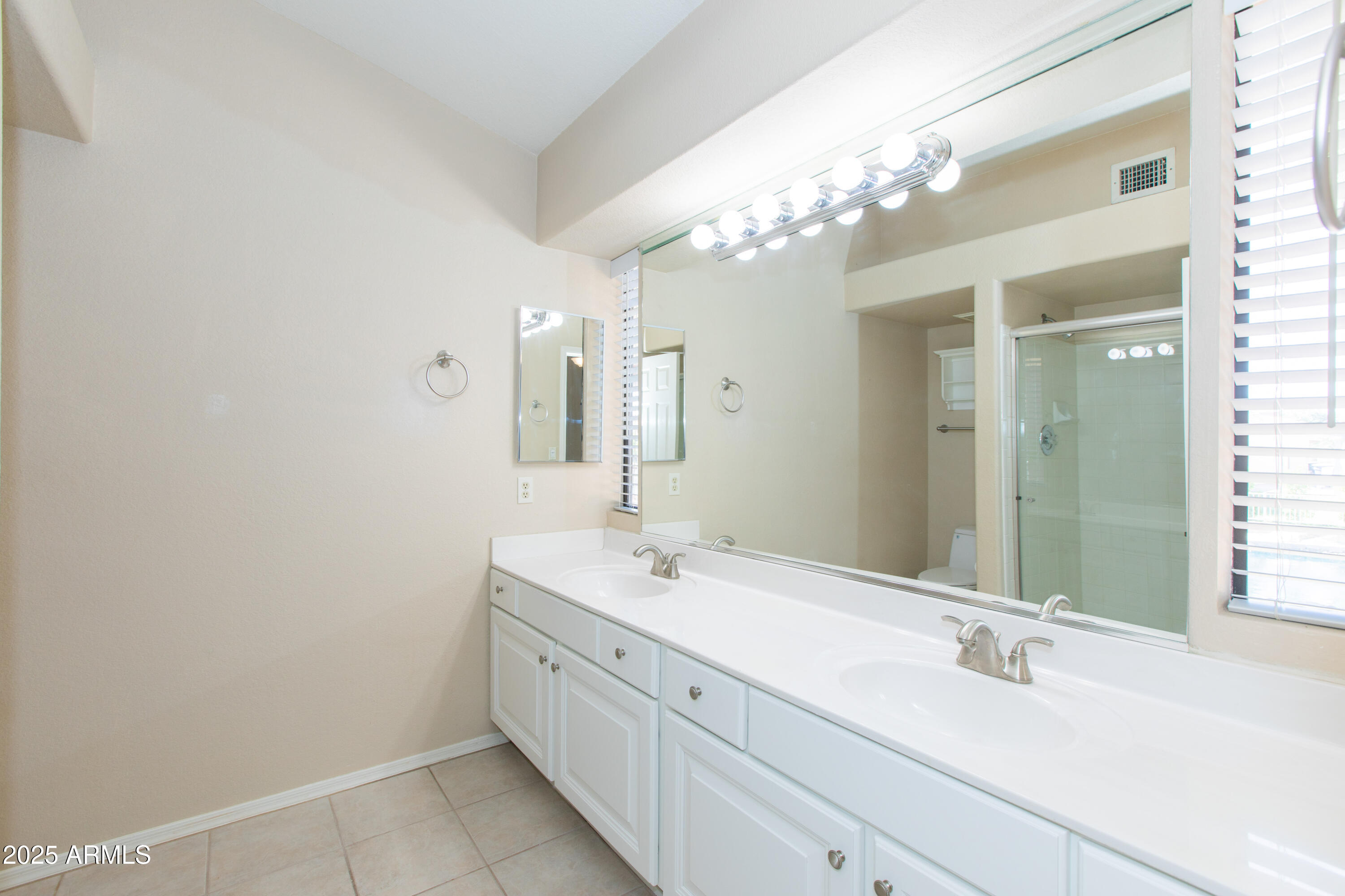 1603 E CHICAGO Street