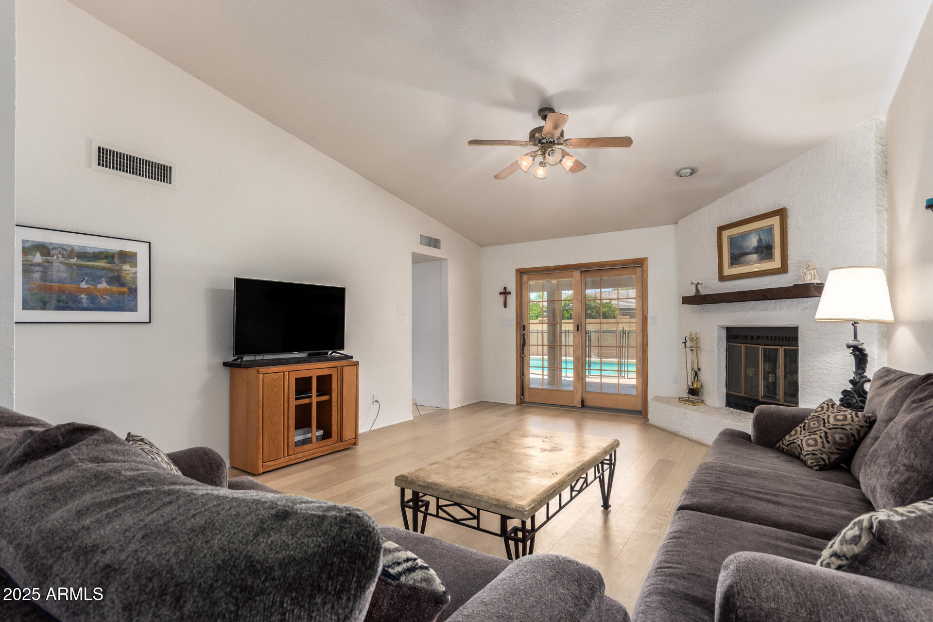 400 W CROFTON Street