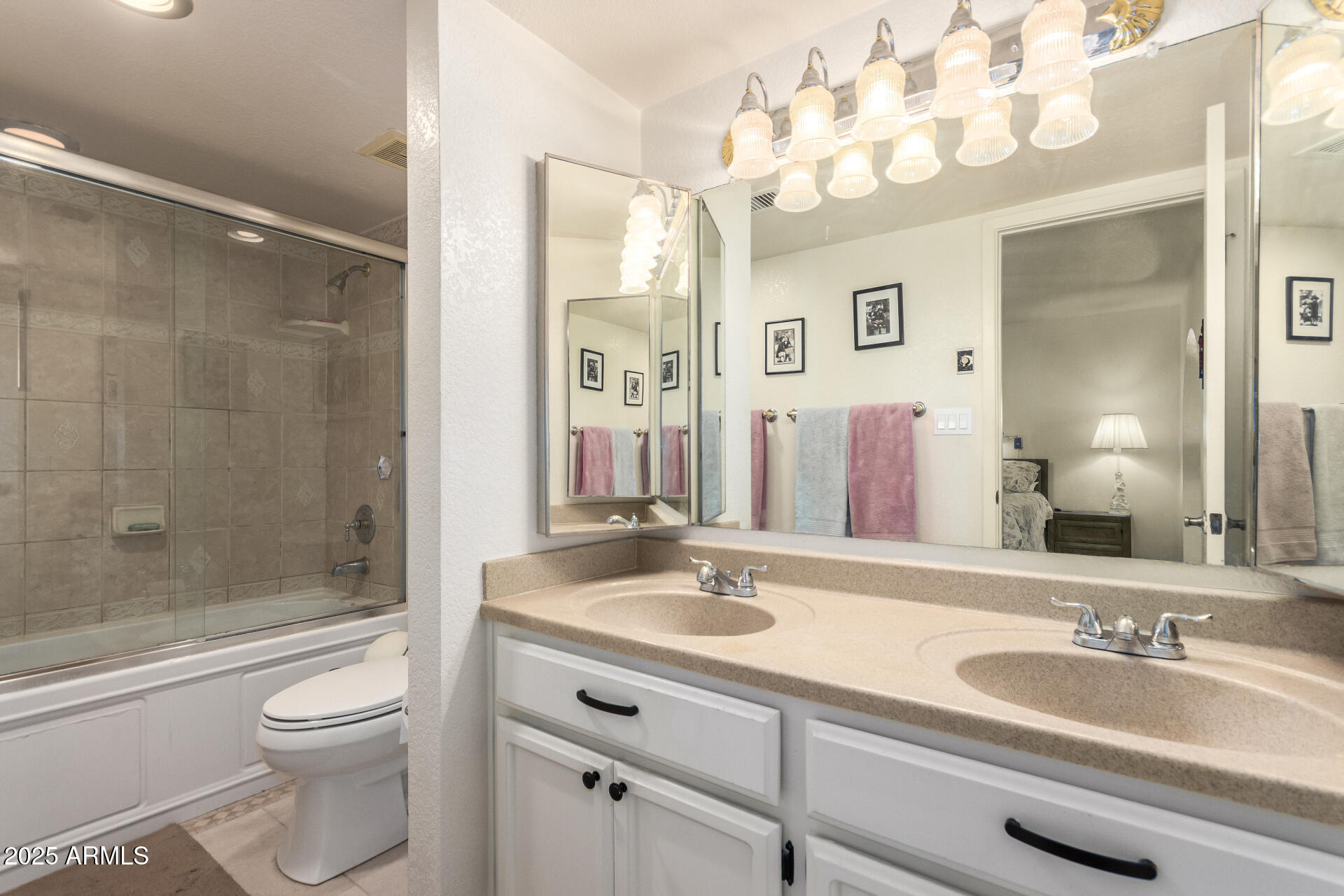 400 W CROFTON Street