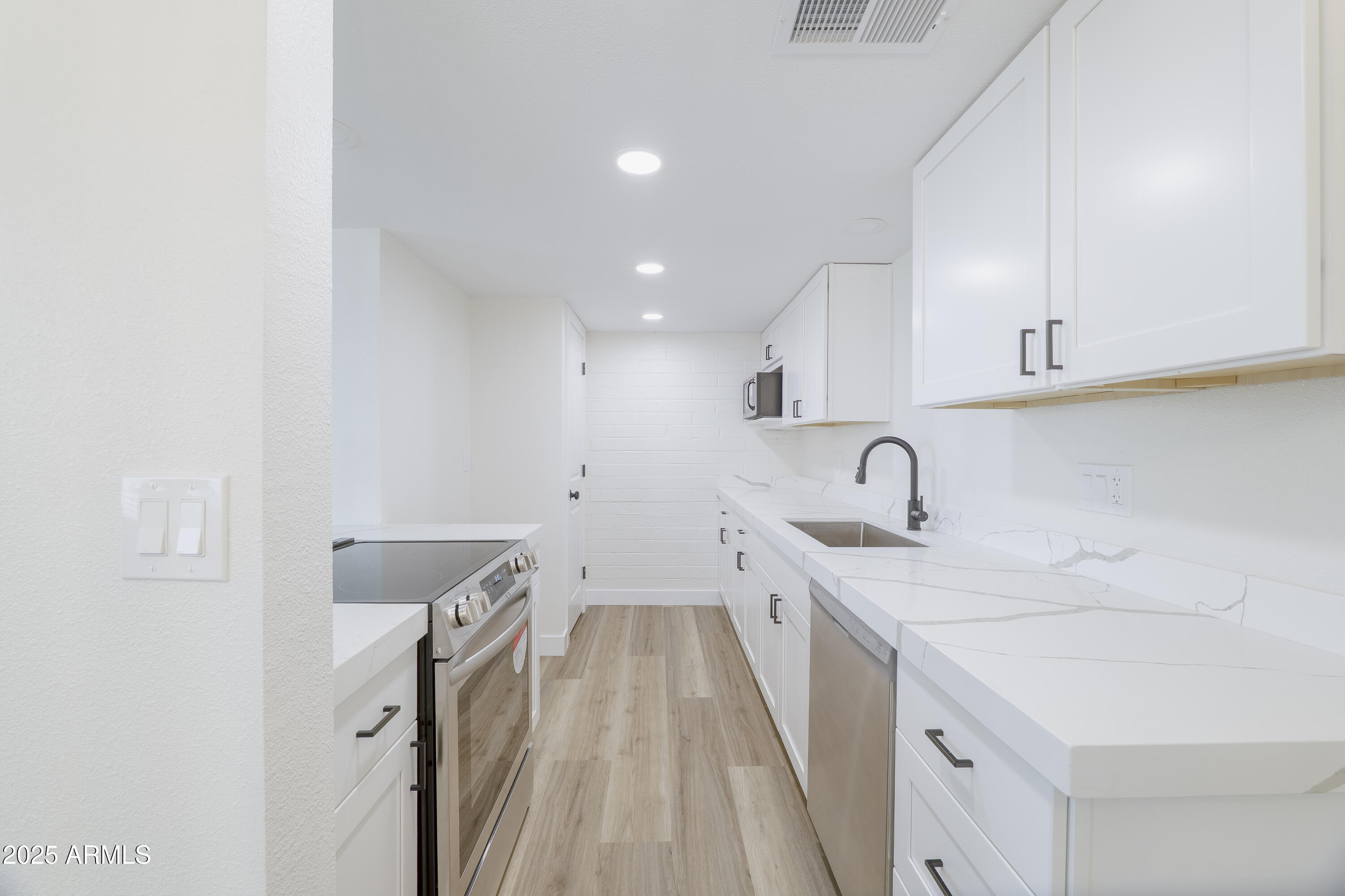 948 S Alma School Road, 1