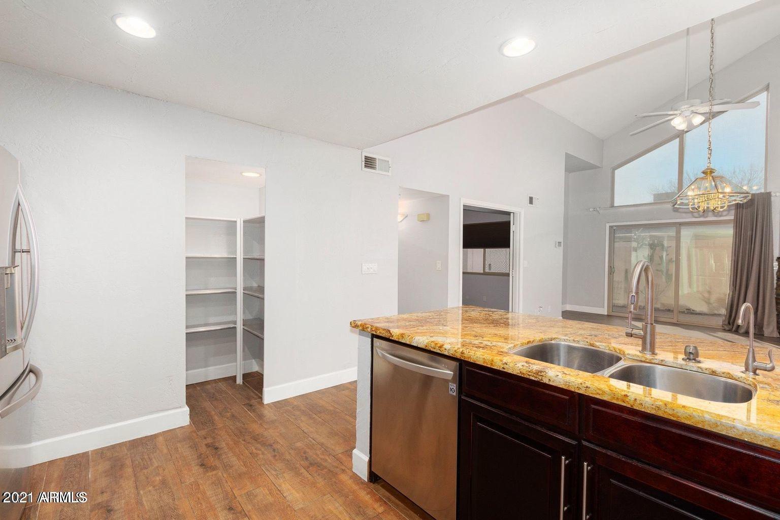 2019 W LEMON TREE Place, 1147