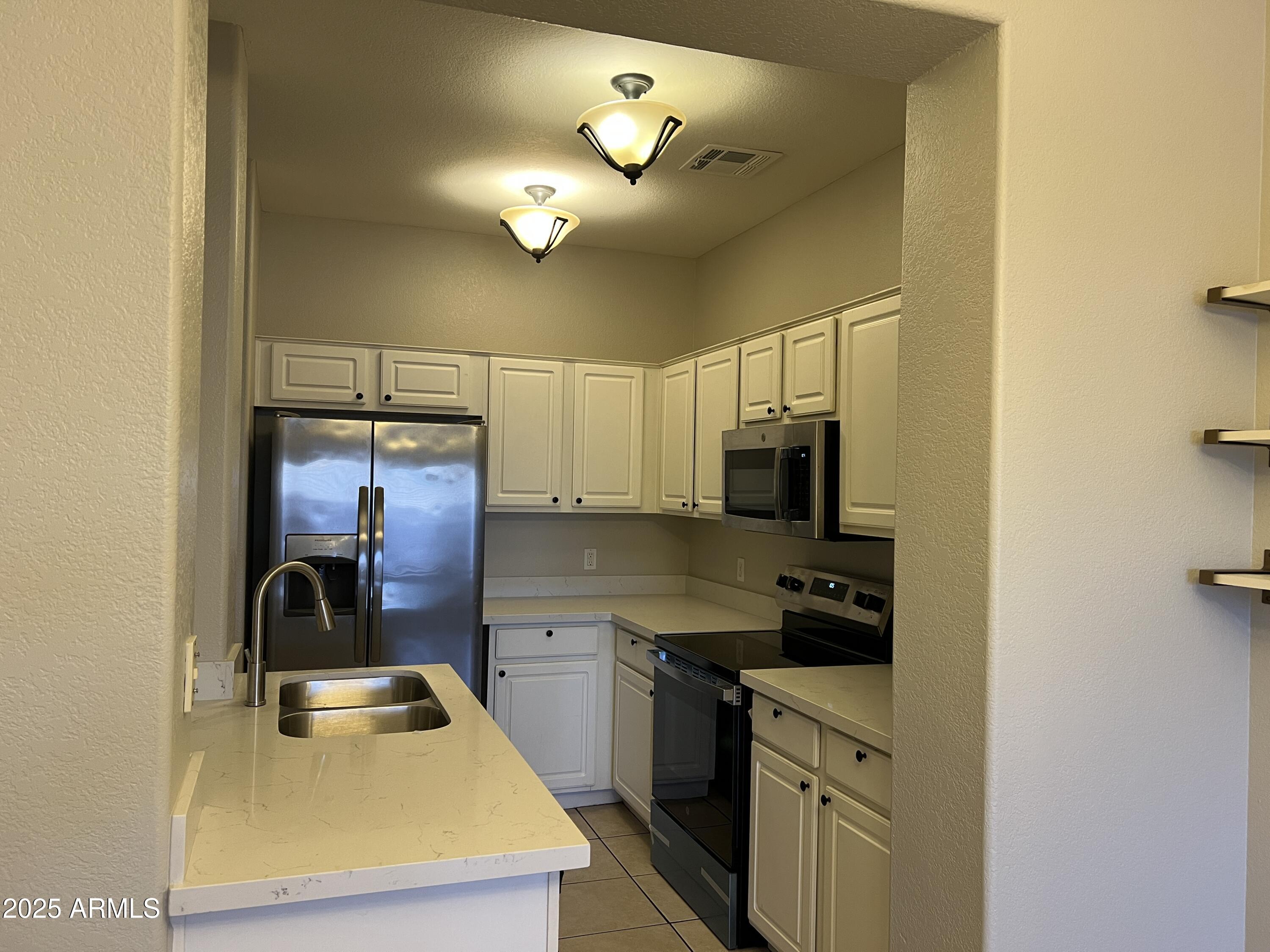 1961 N HARTFORD Street, 1114