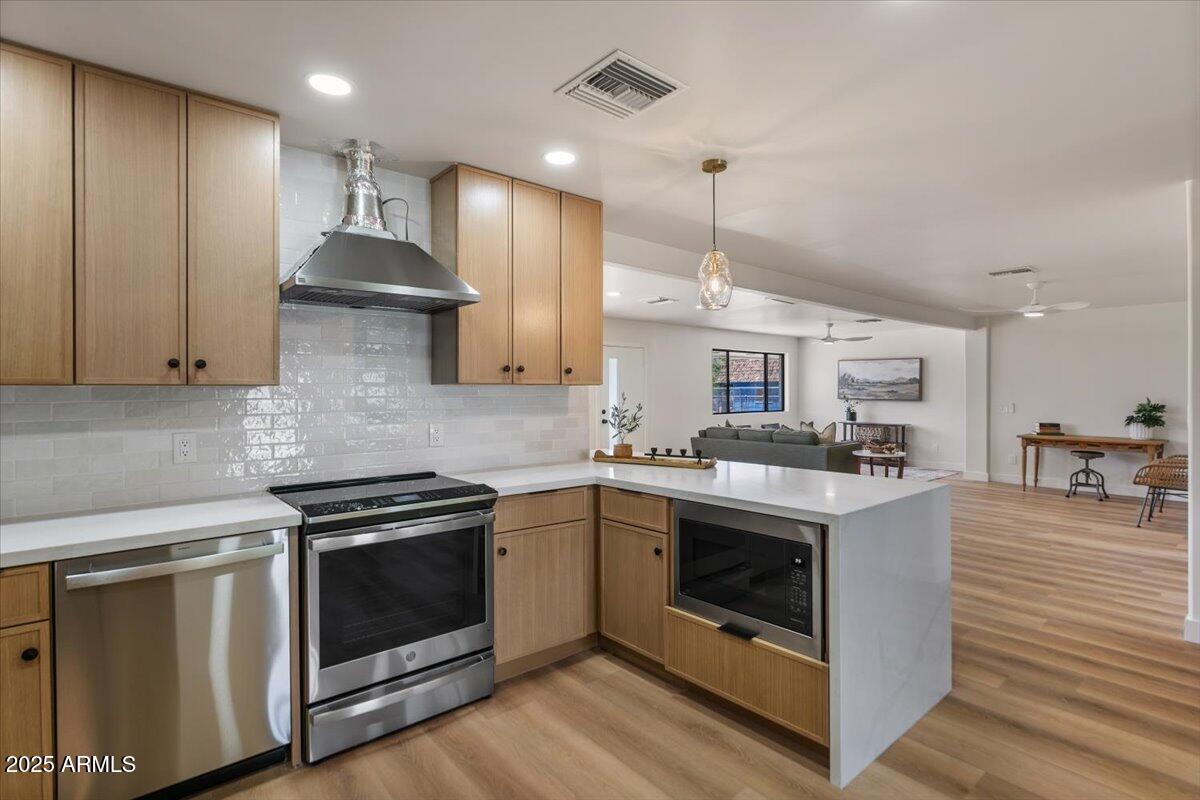 121 E IVANHOE Street