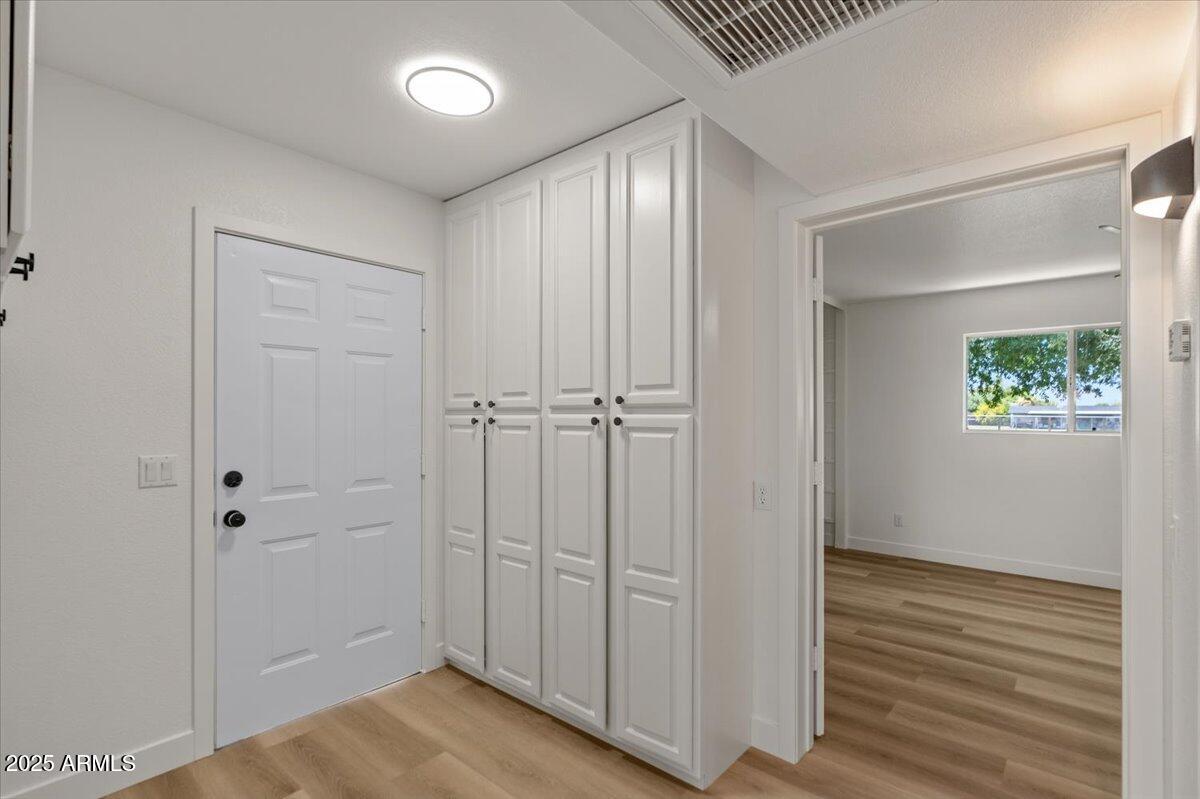 121 E IVANHOE Street