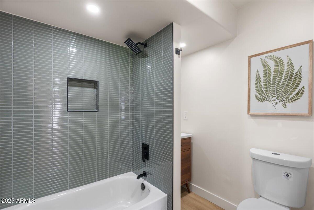 121 E IVANHOE Street