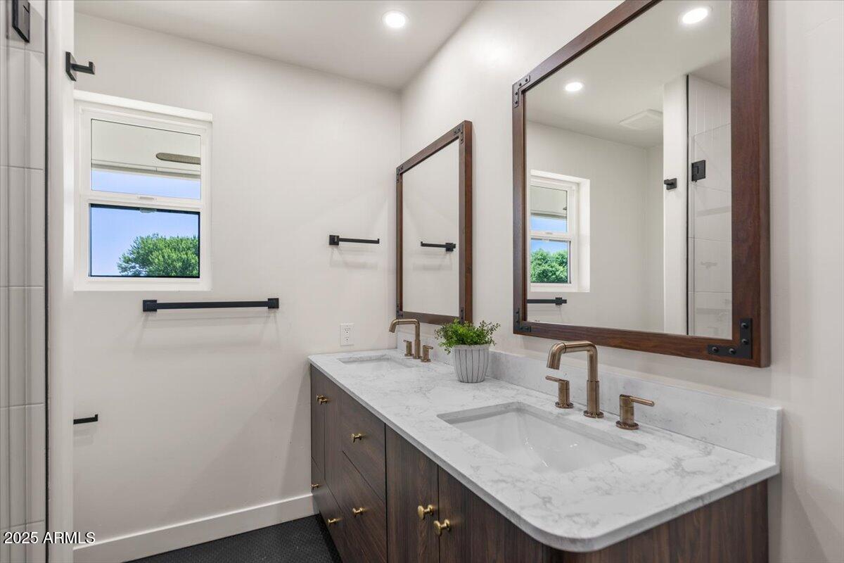 121 E IVANHOE Street