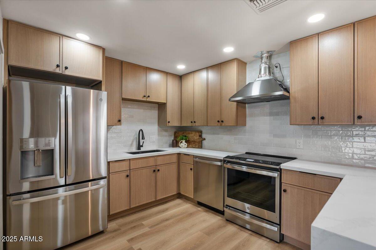 121 E IVANHOE Street