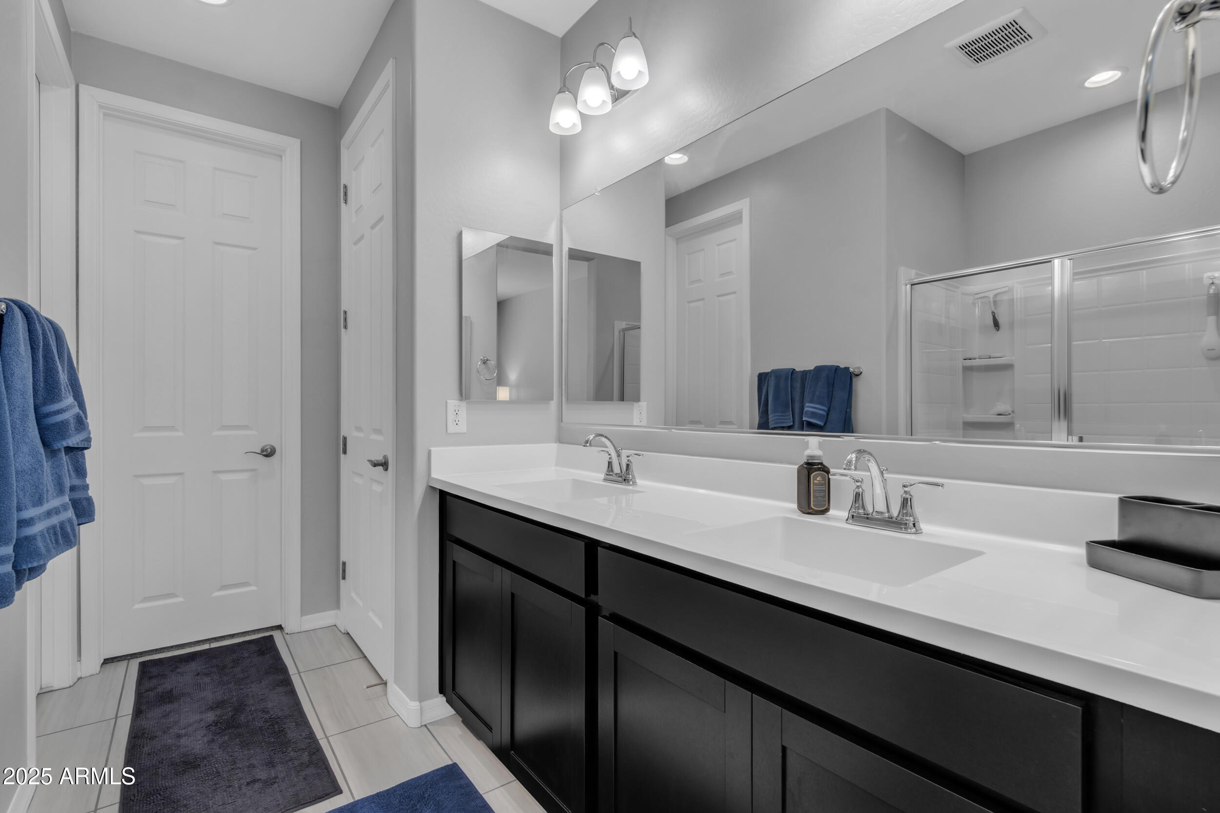 1960 N LORETTA Place