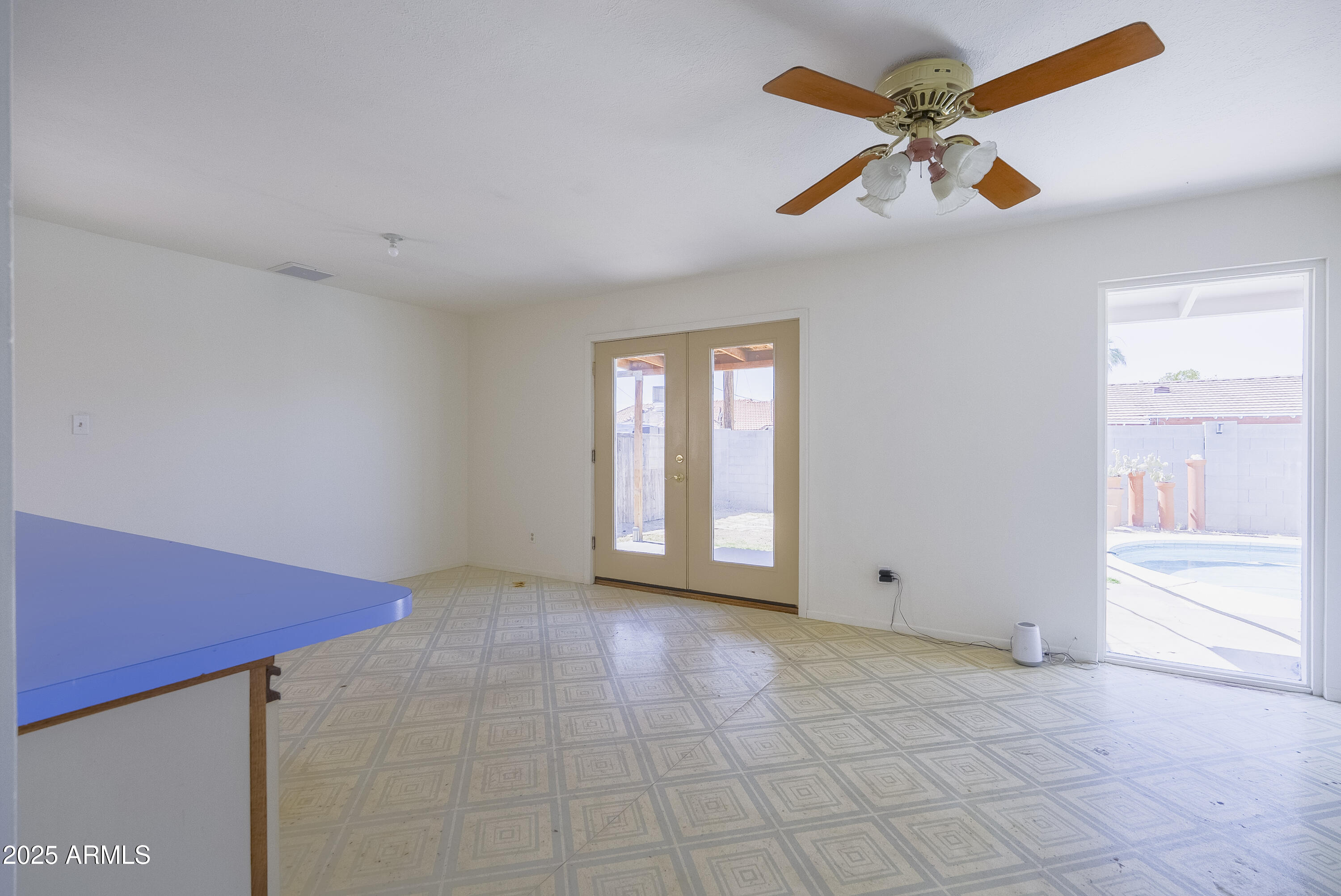 3823 W ROSE Lane