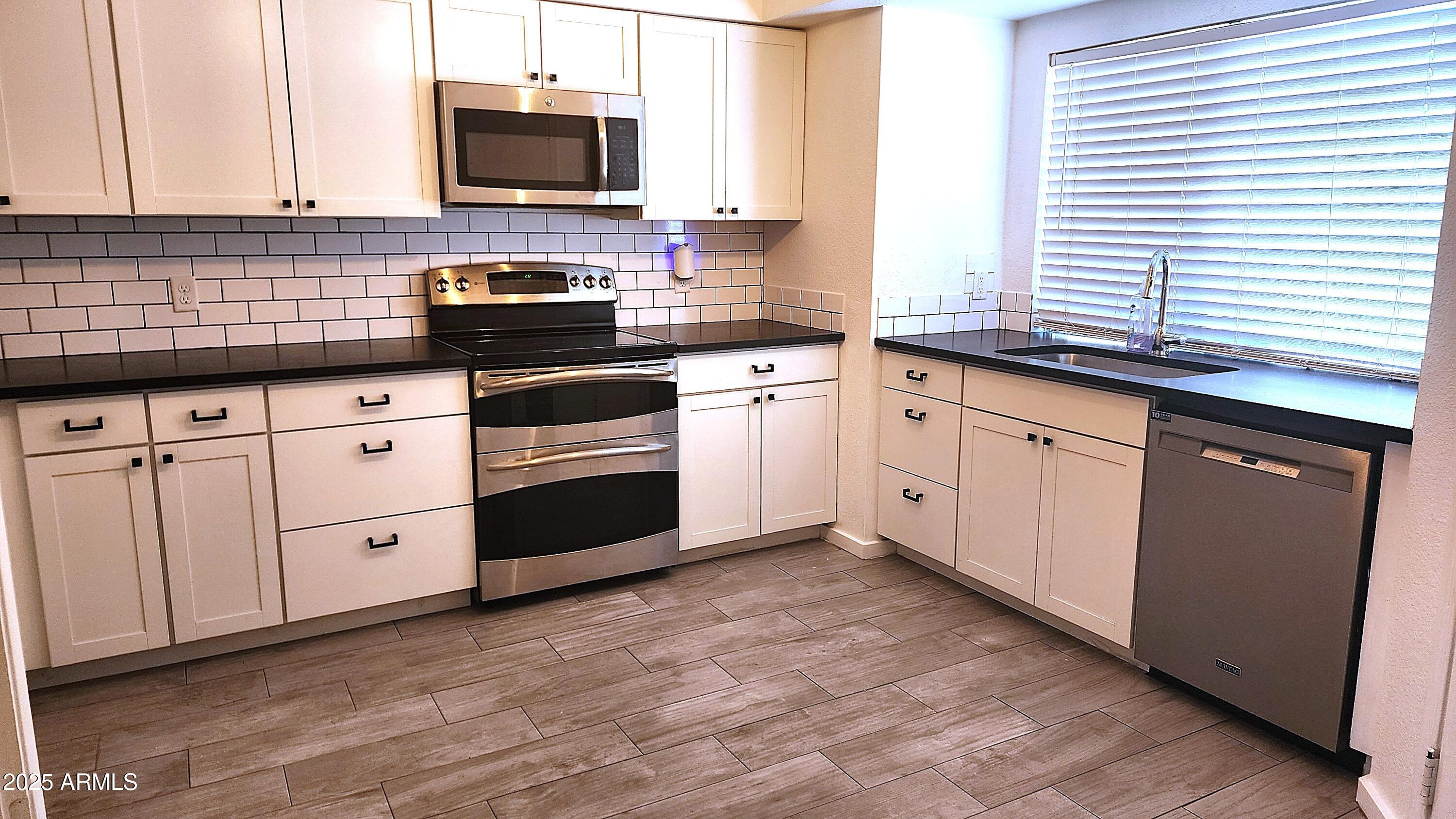 860 N MCQUEEN Road, 1038