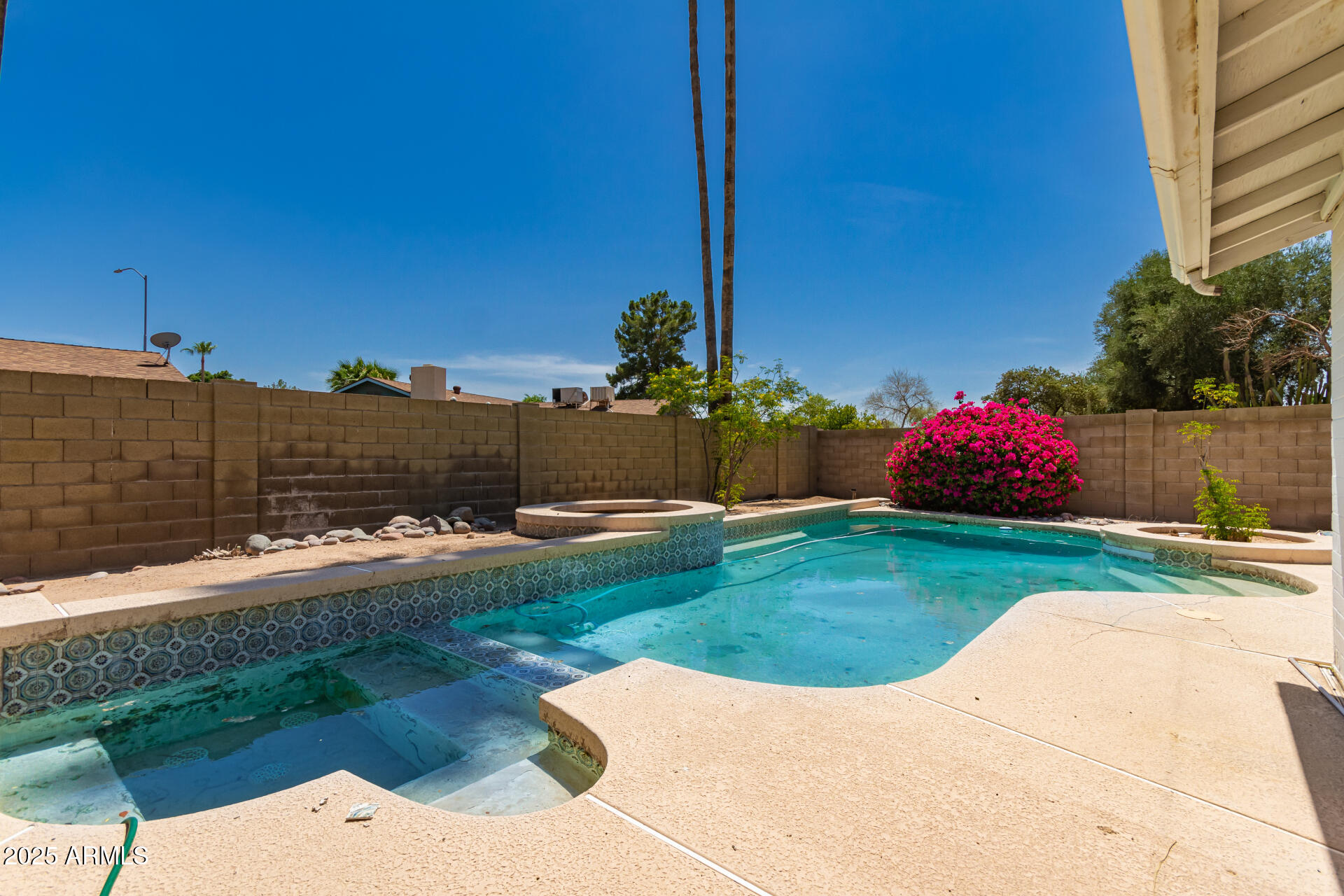 2717 W MEDINA Avenue