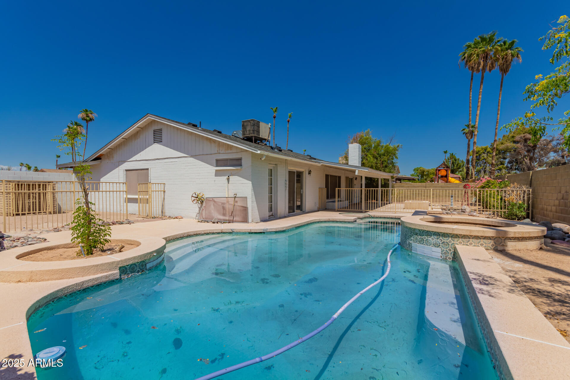 2717 W MEDINA Avenue