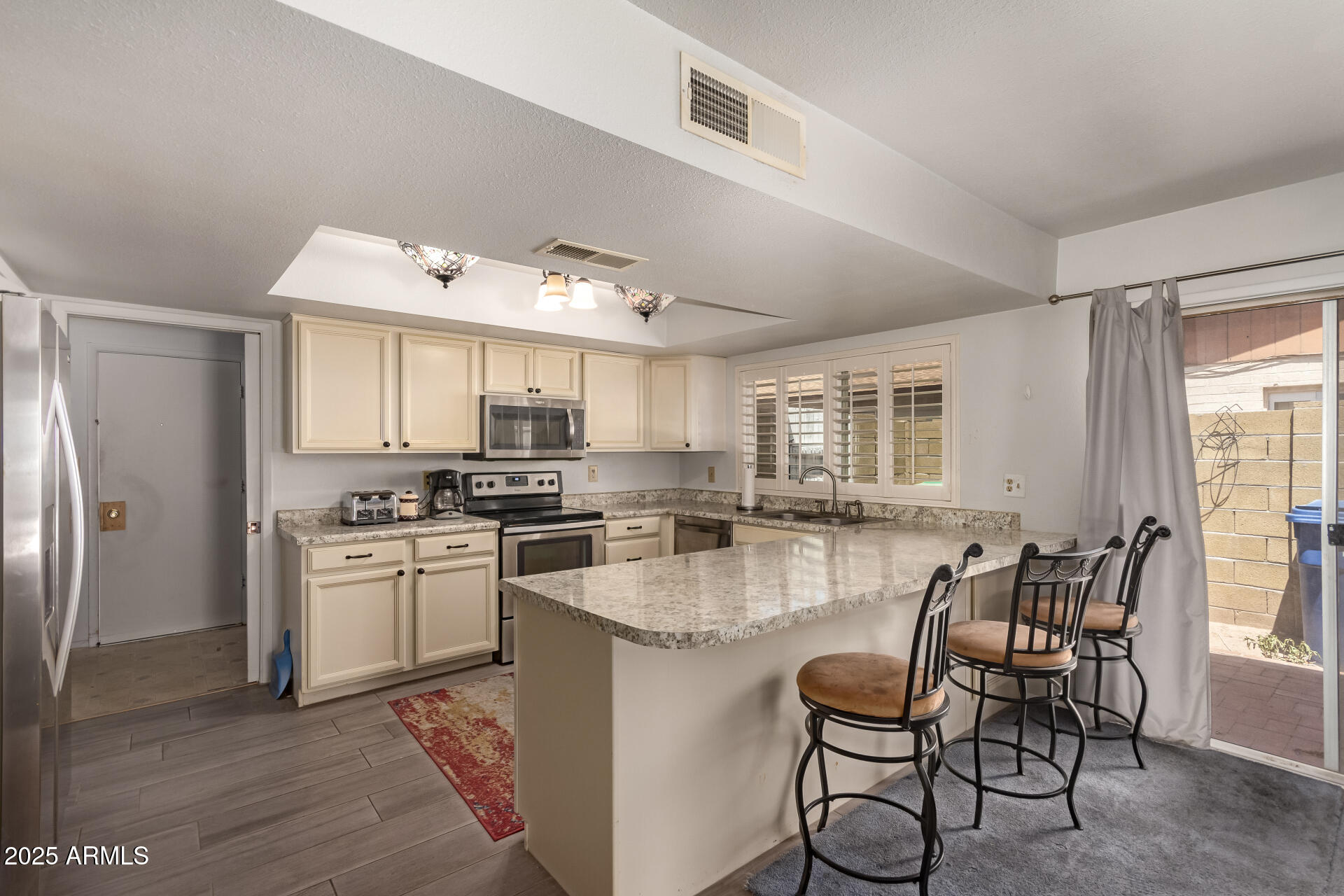 2717 W MEDINA Avenue