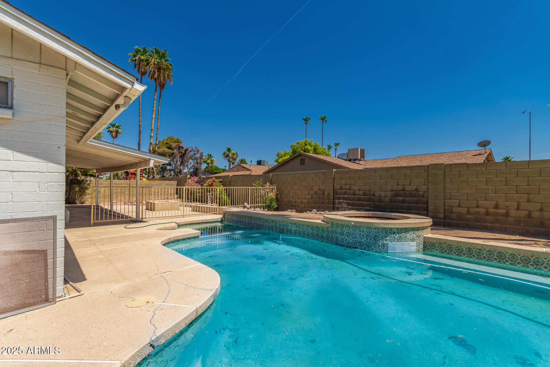 2717 W MEDINA Avenue