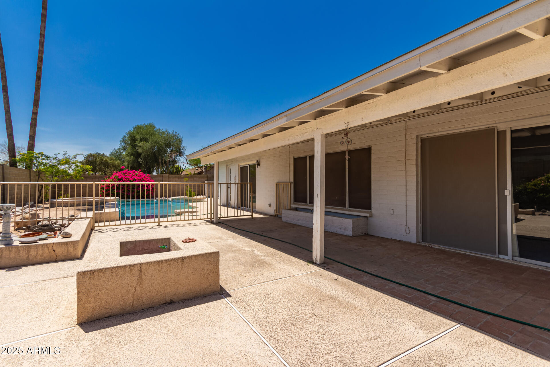 2717 W MEDINA Avenue