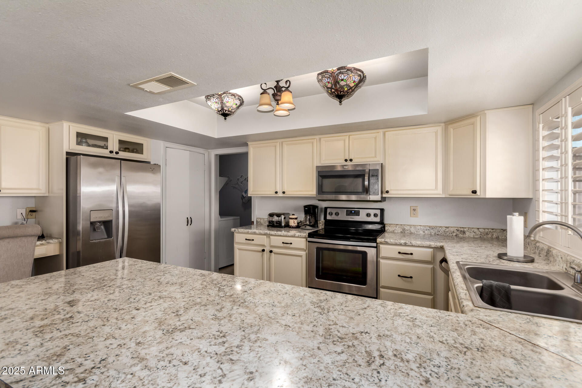 2717 W MEDINA Avenue