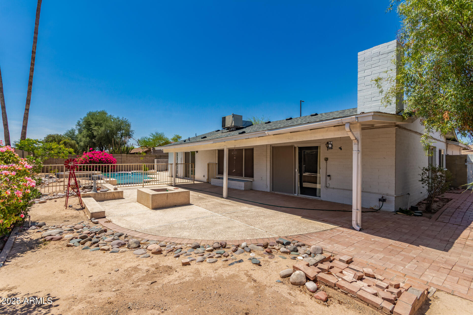 2717 W MEDINA Avenue