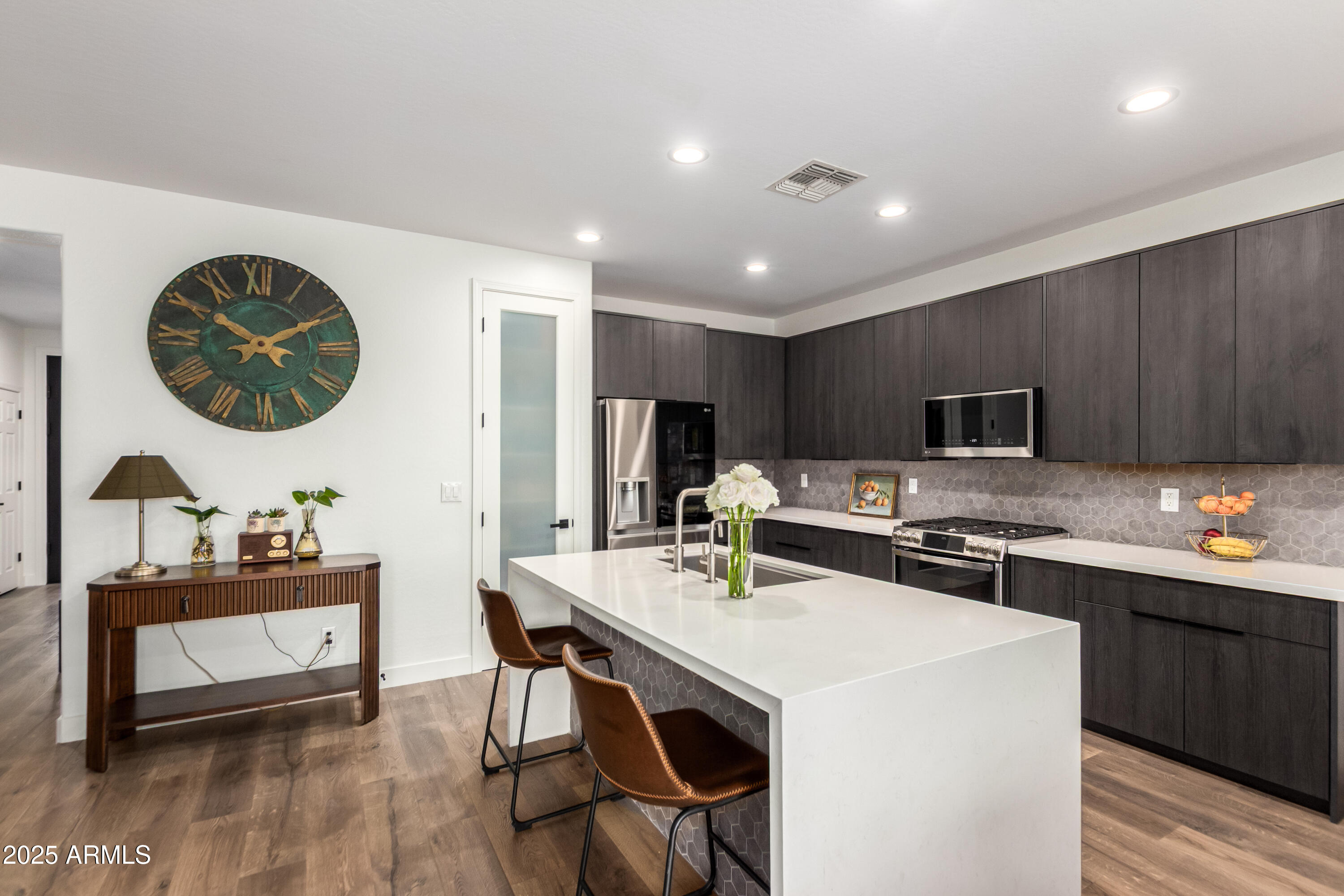 883 E BUCKINGHAM Avenue