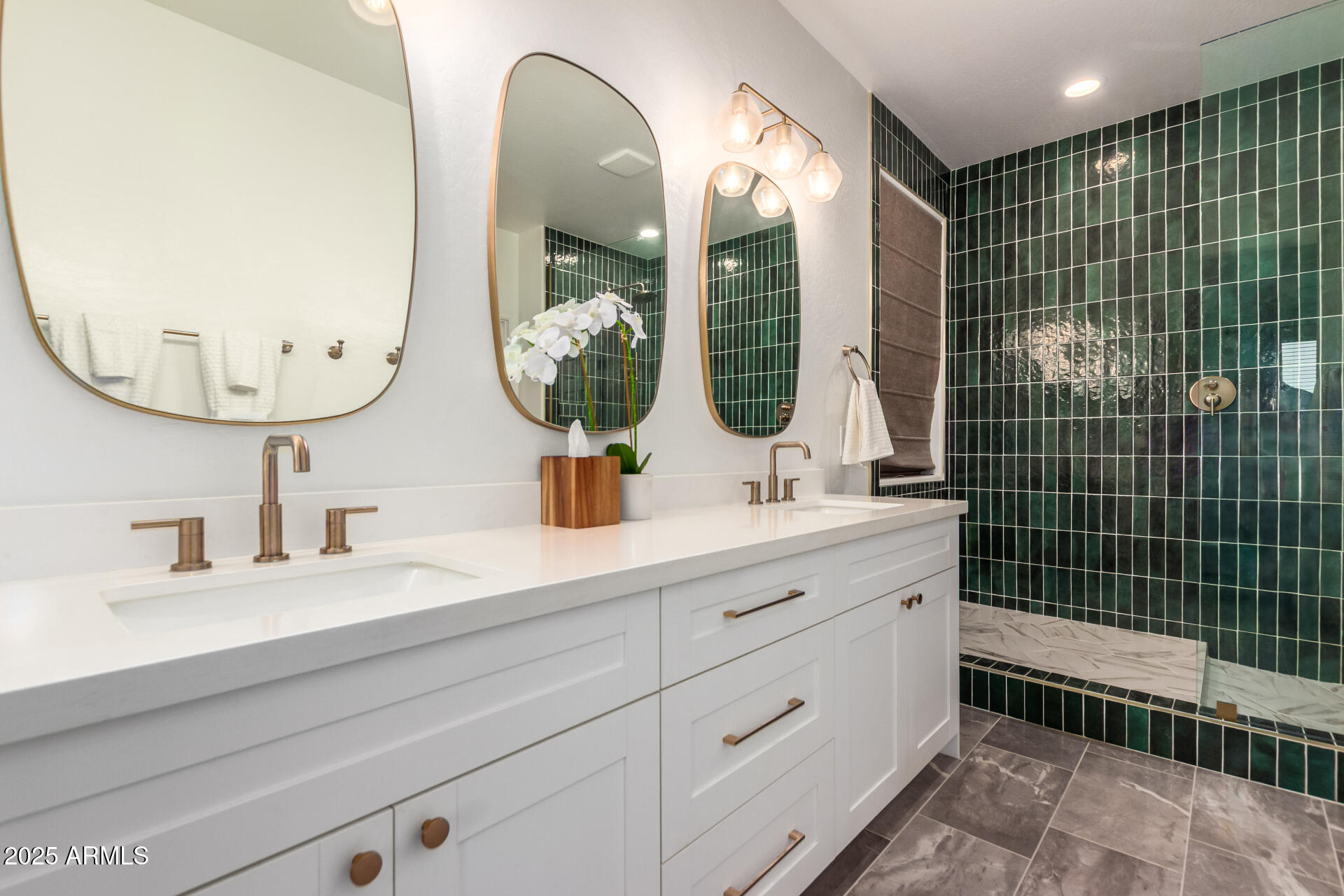 883 E BUCKINGHAM Avenue