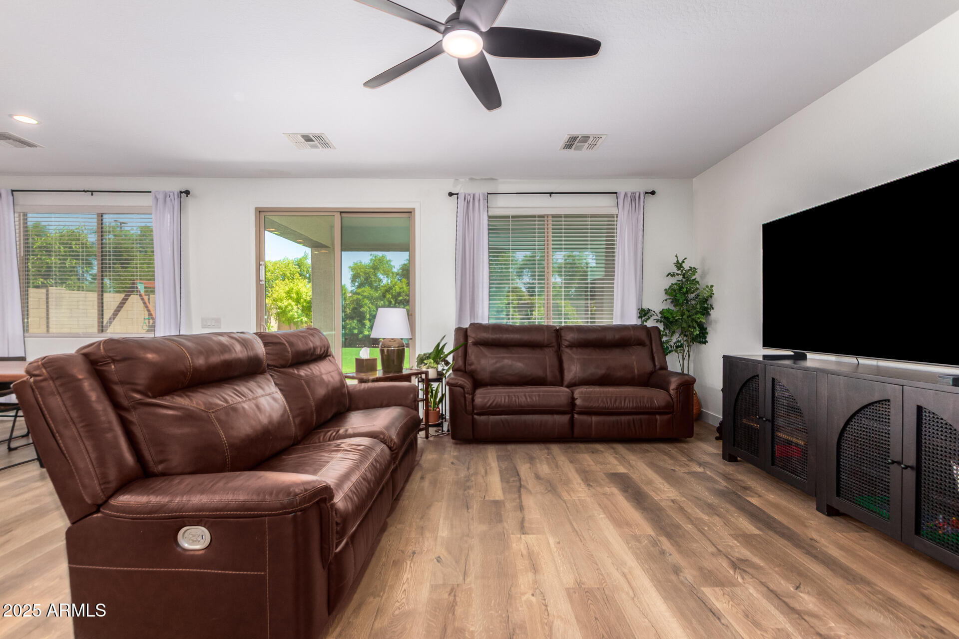 883 E BUCKINGHAM Avenue