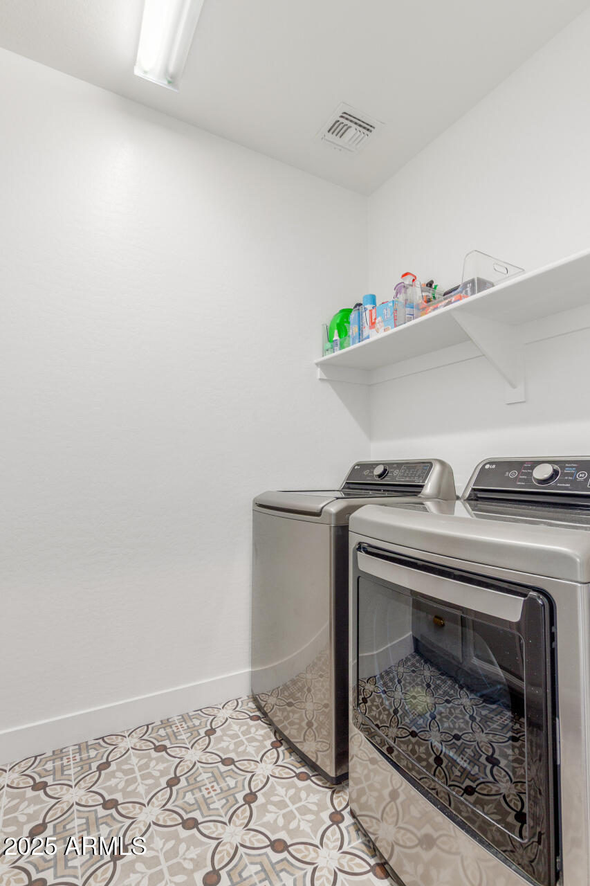 883 E BUCKINGHAM Avenue