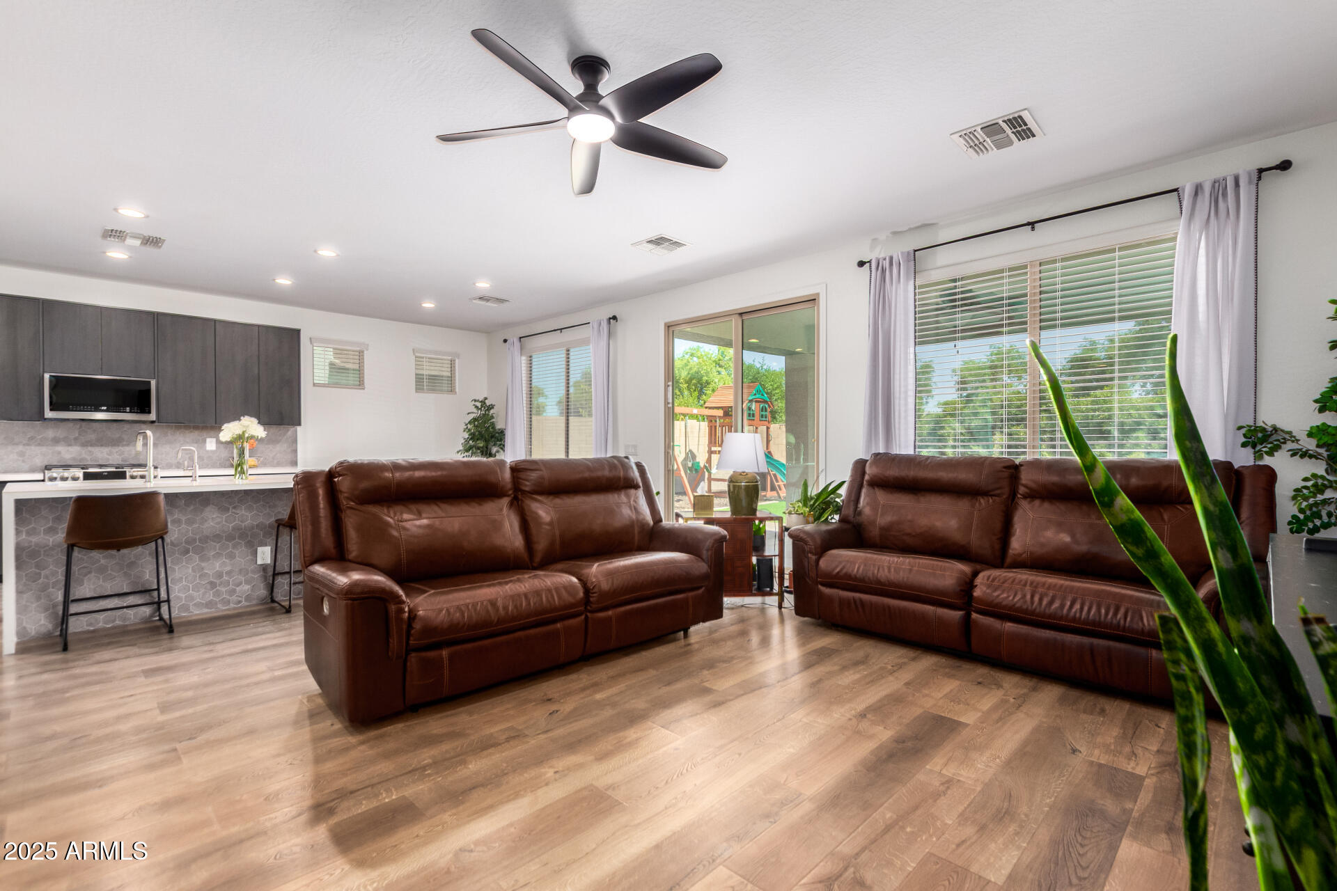 883 E BUCKINGHAM Avenue