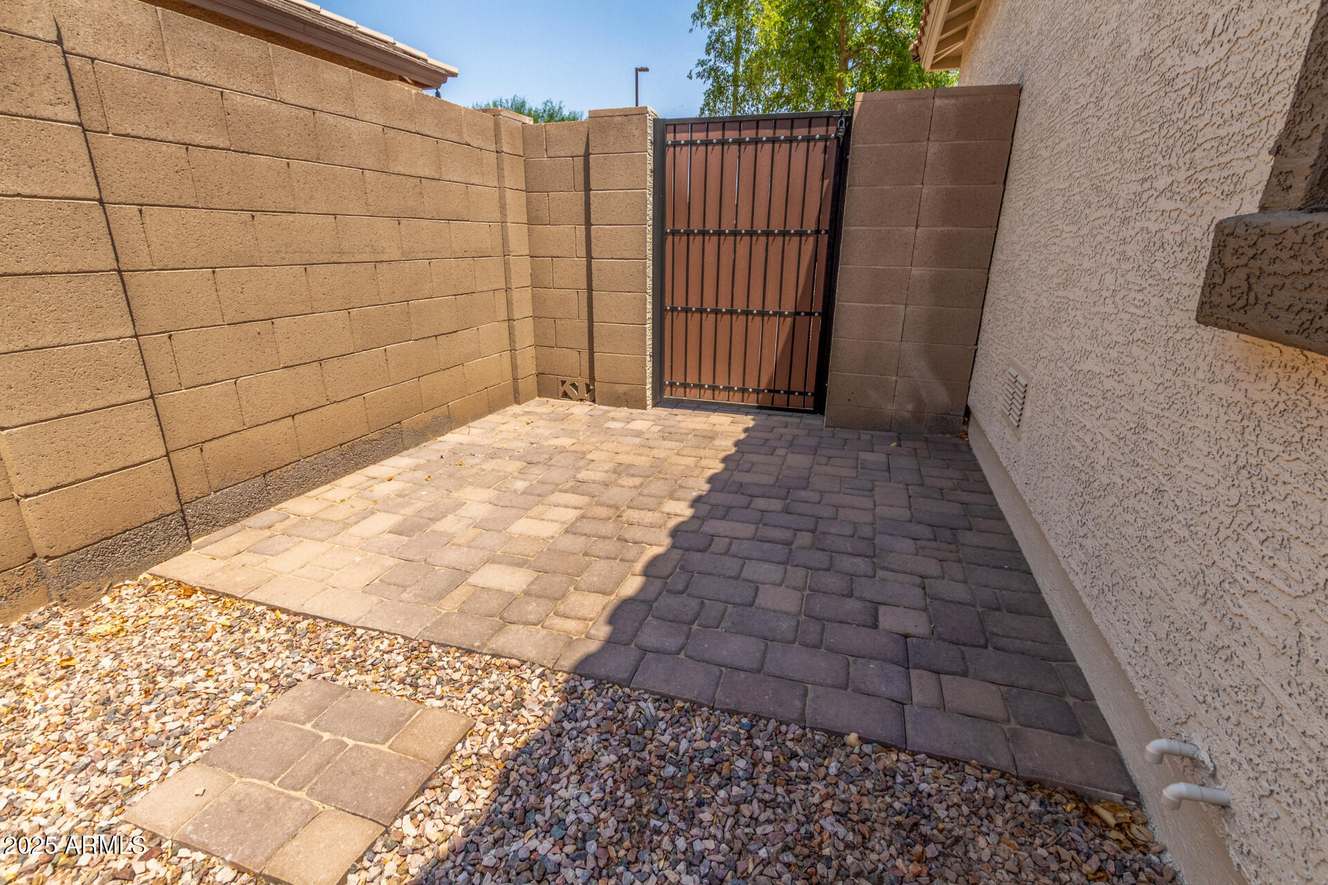 883 E BUCKINGHAM Avenue