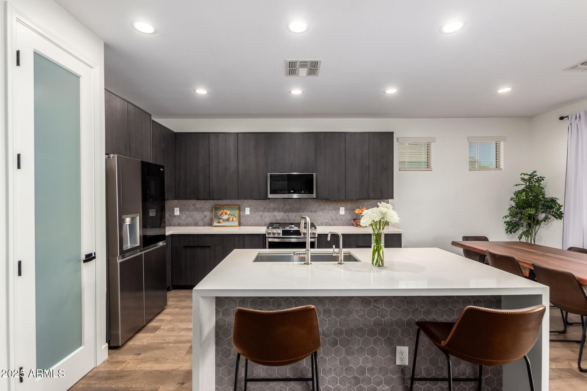 883 E BUCKINGHAM Avenue