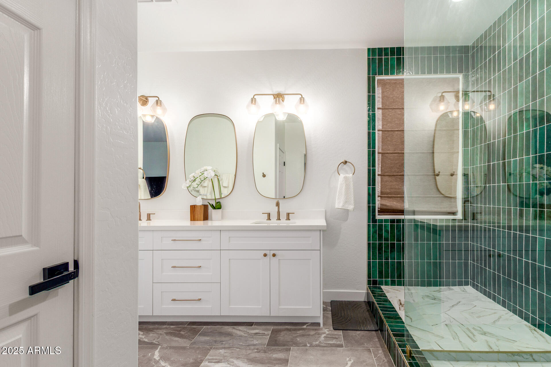 883 E BUCKINGHAM Avenue