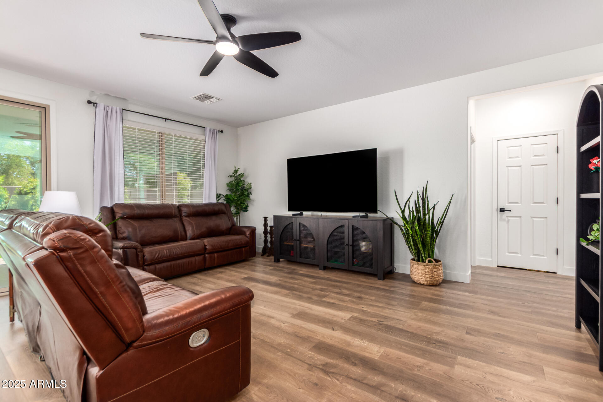 883 E BUCKINGHAM Avenue