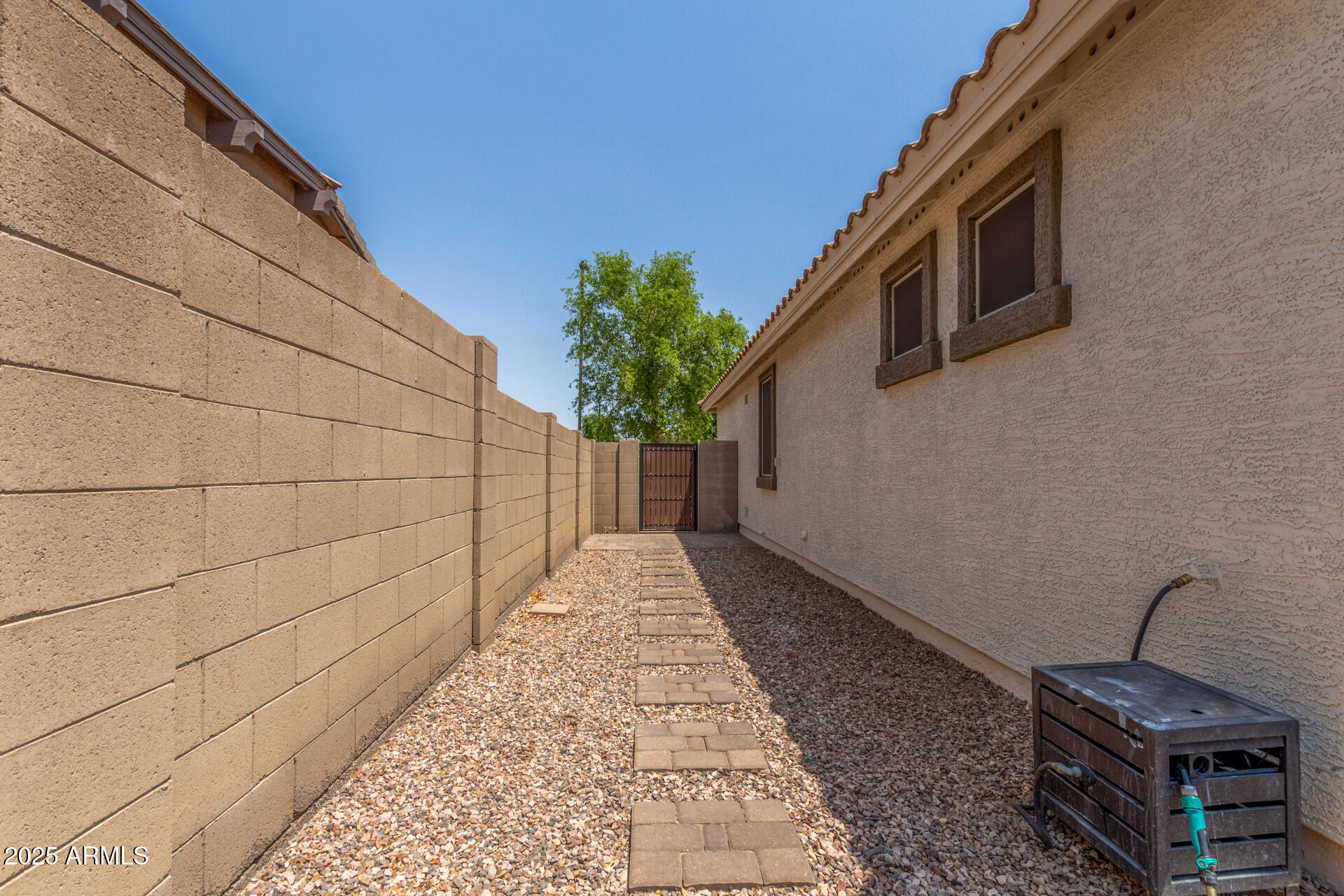 883 E BUCKINGHAM Avenue