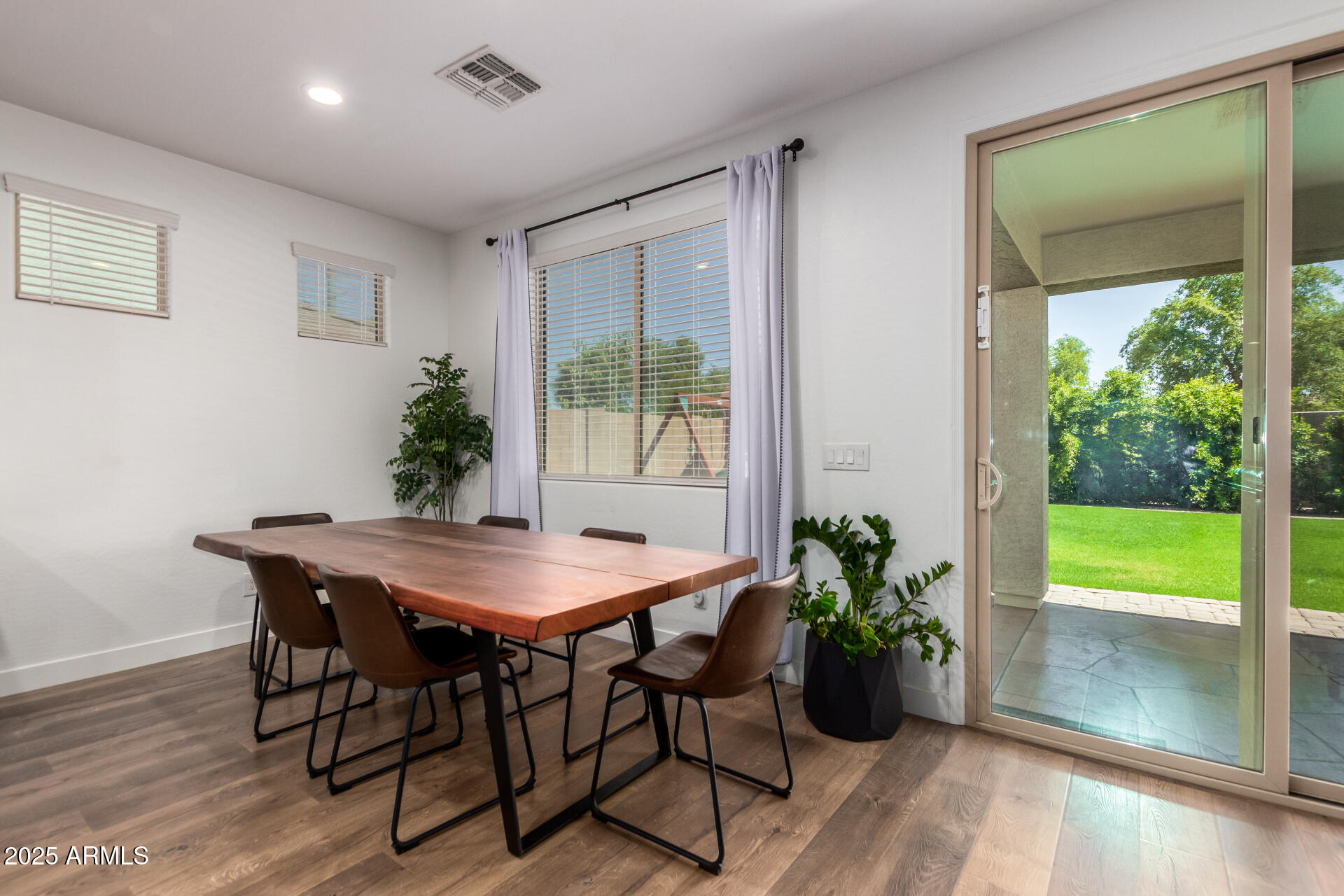 883 E BUCKINGHAM Avenue