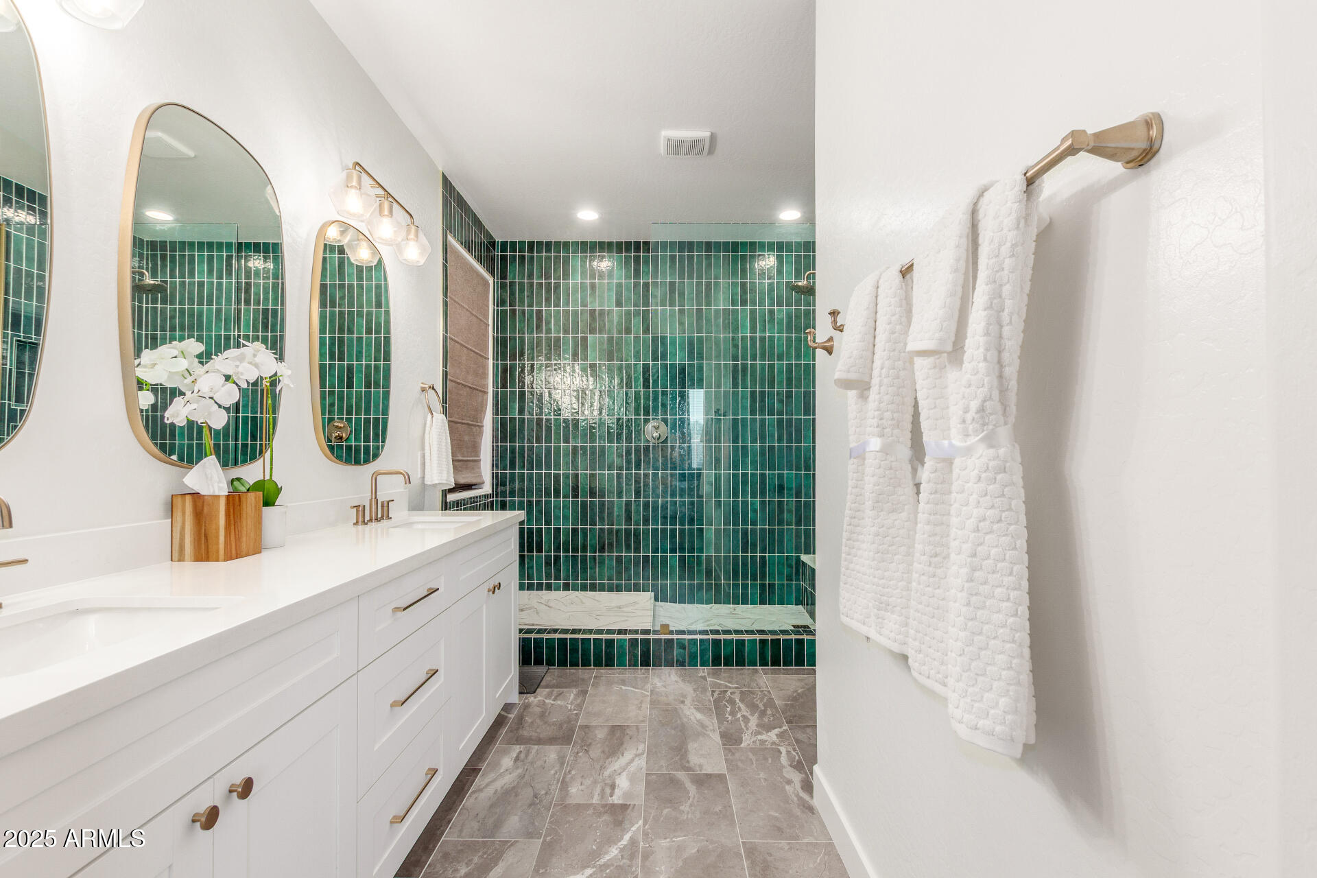 883 E BUCKINGHAM Avenue