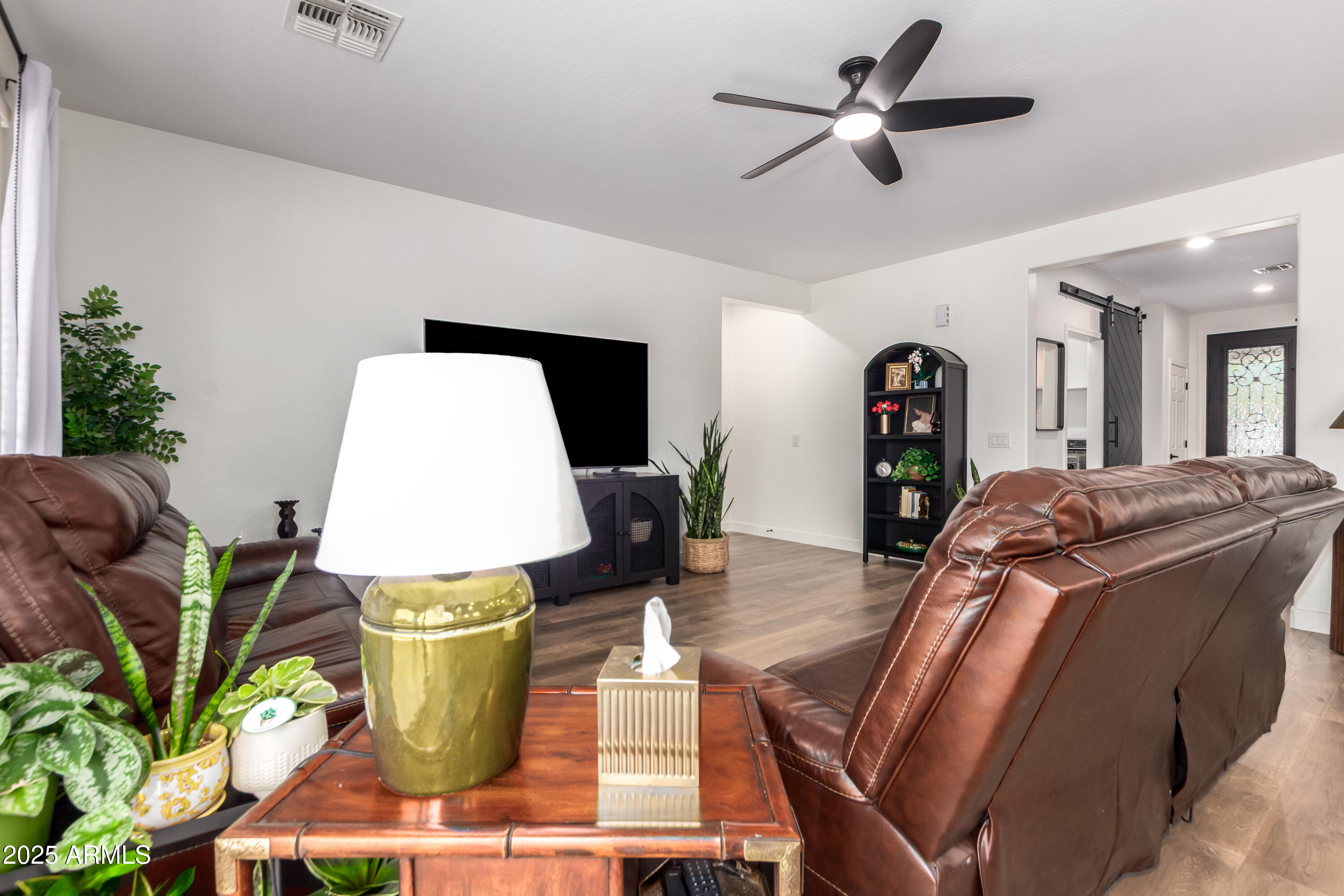 883 E BUCKINGHAM Avenue