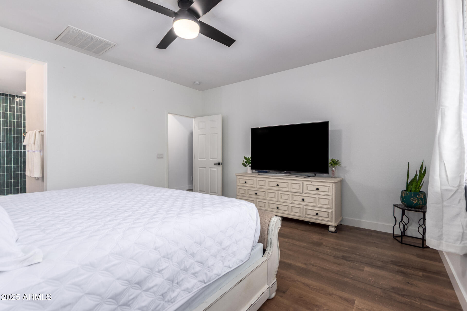 883 E BUCKINGHAM Avenue