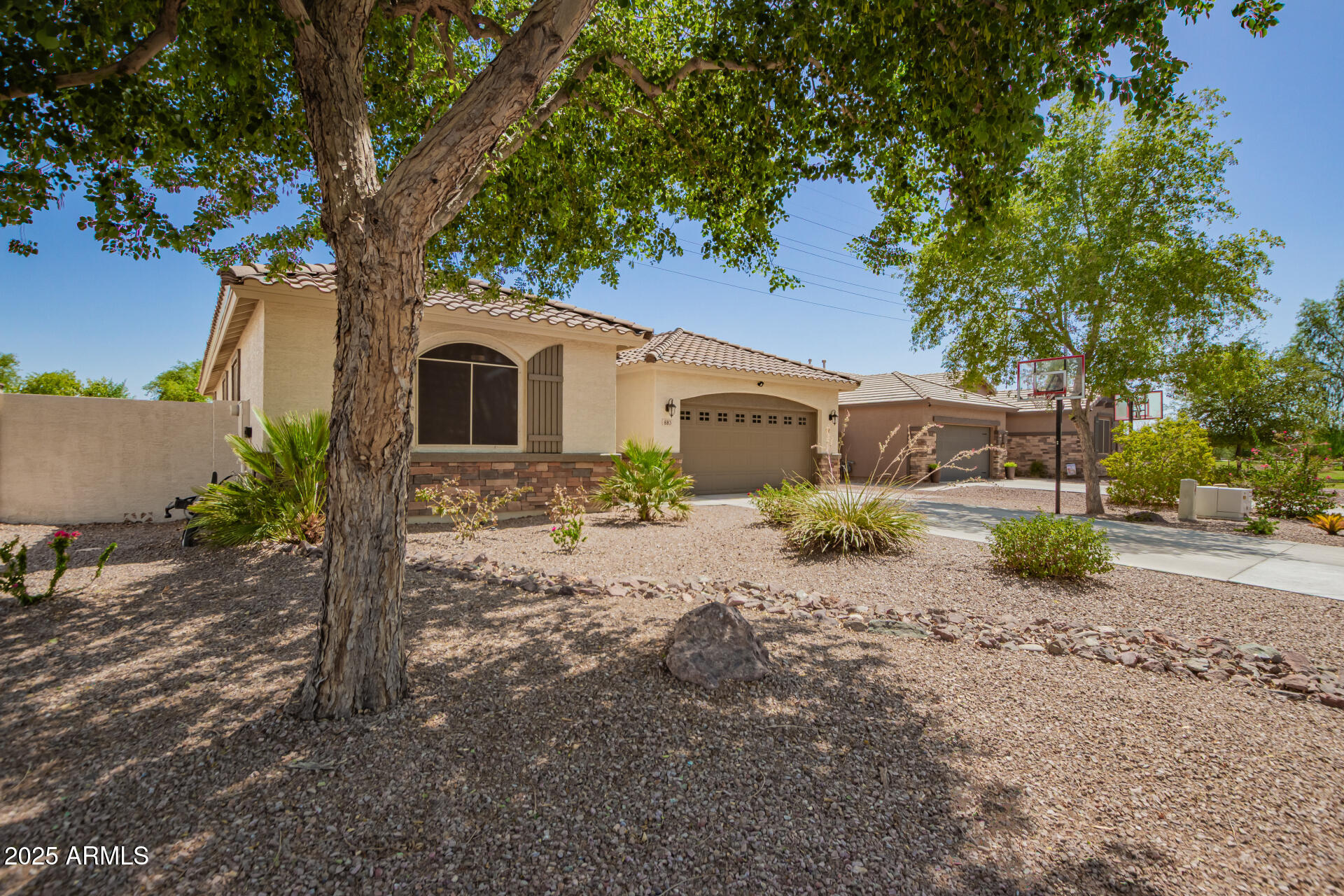 883 E BUCKINGHAM Avenue