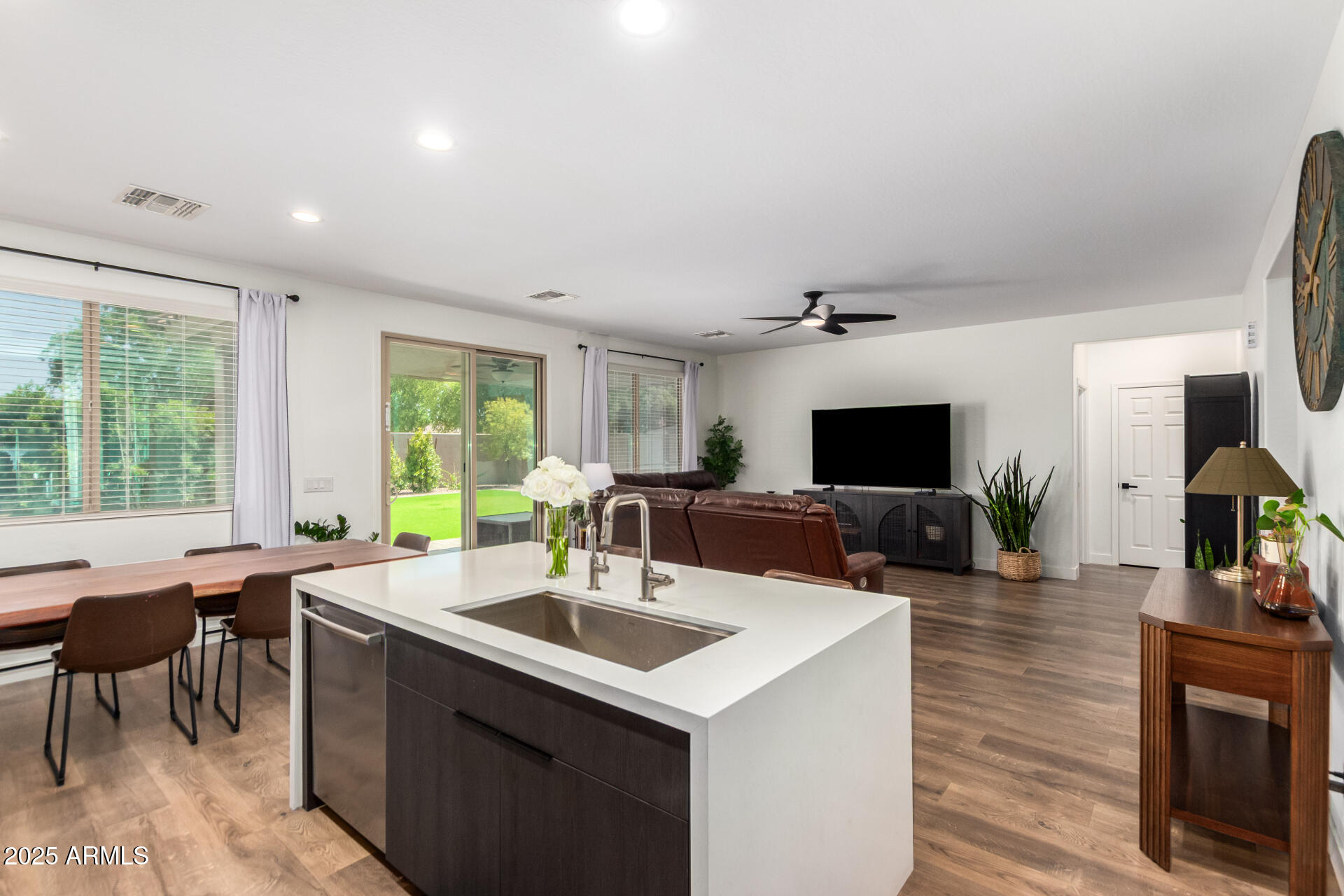 883 E BUCKINGHAM Avenue