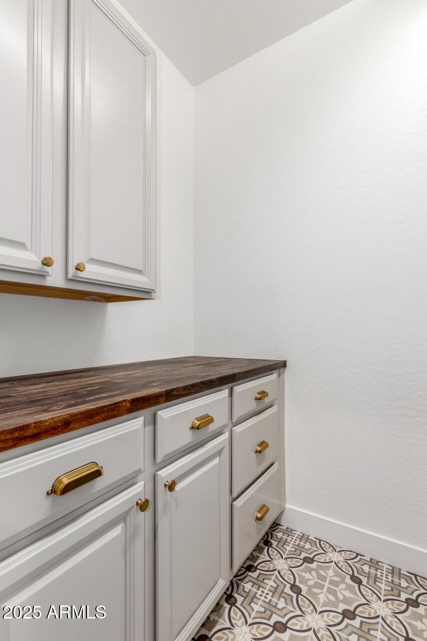 883 E BUCKINGHAM Avenue