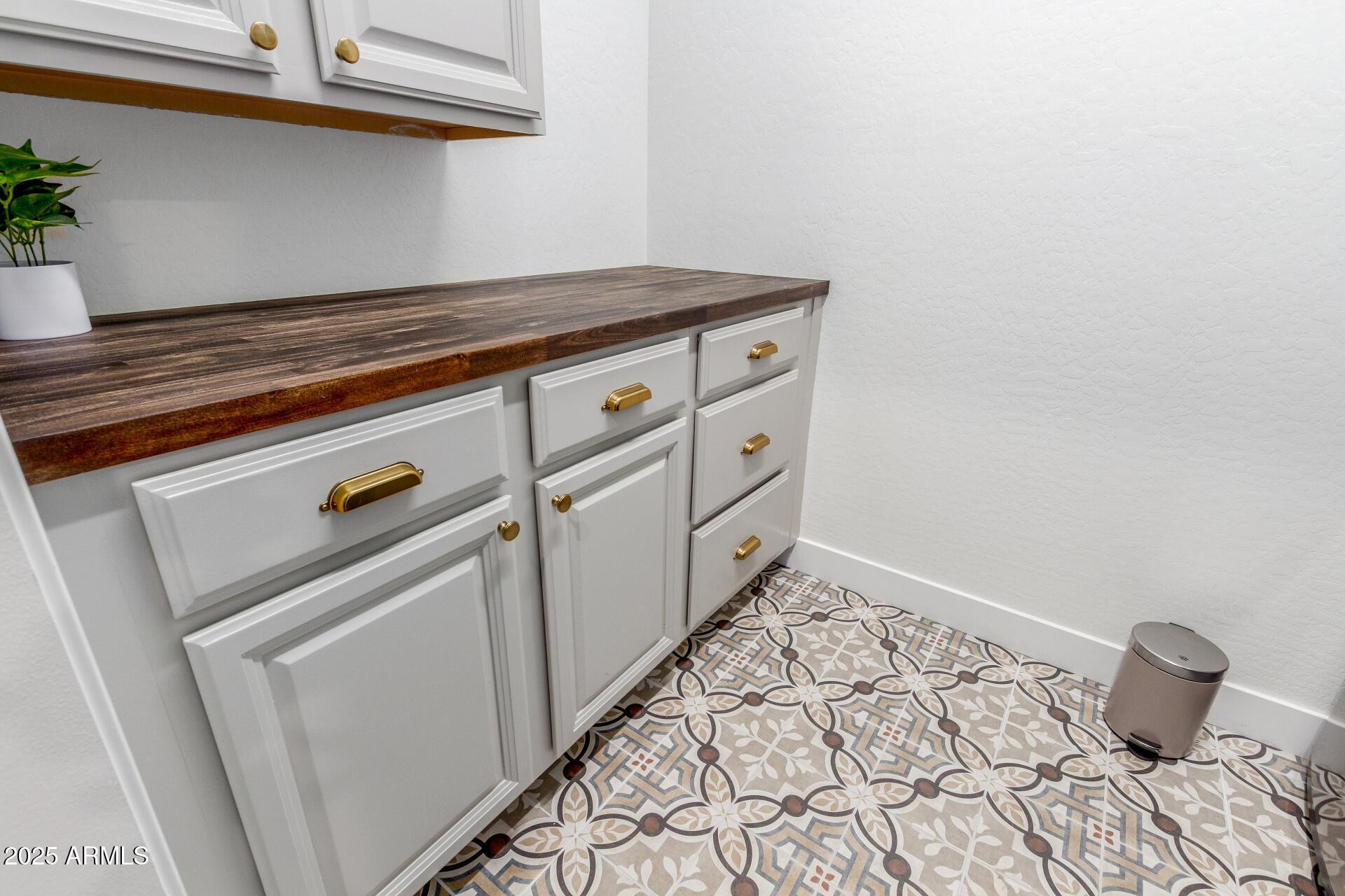 883 E BUCKINGHAM Avenue