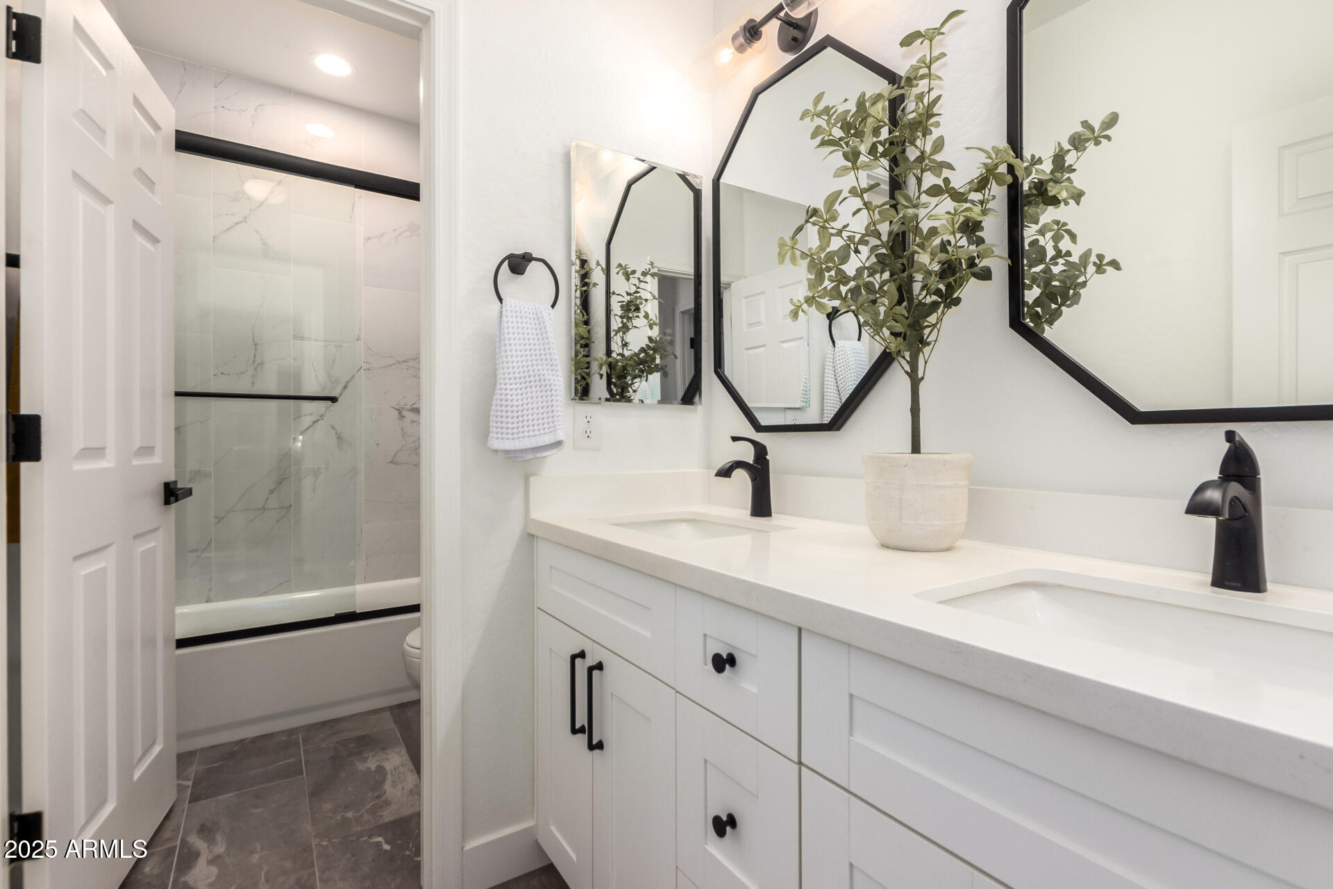 883 E BUCKINGHAM Avenue