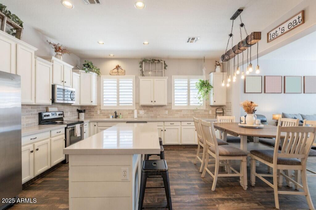 3141 E JUANITA Avenue