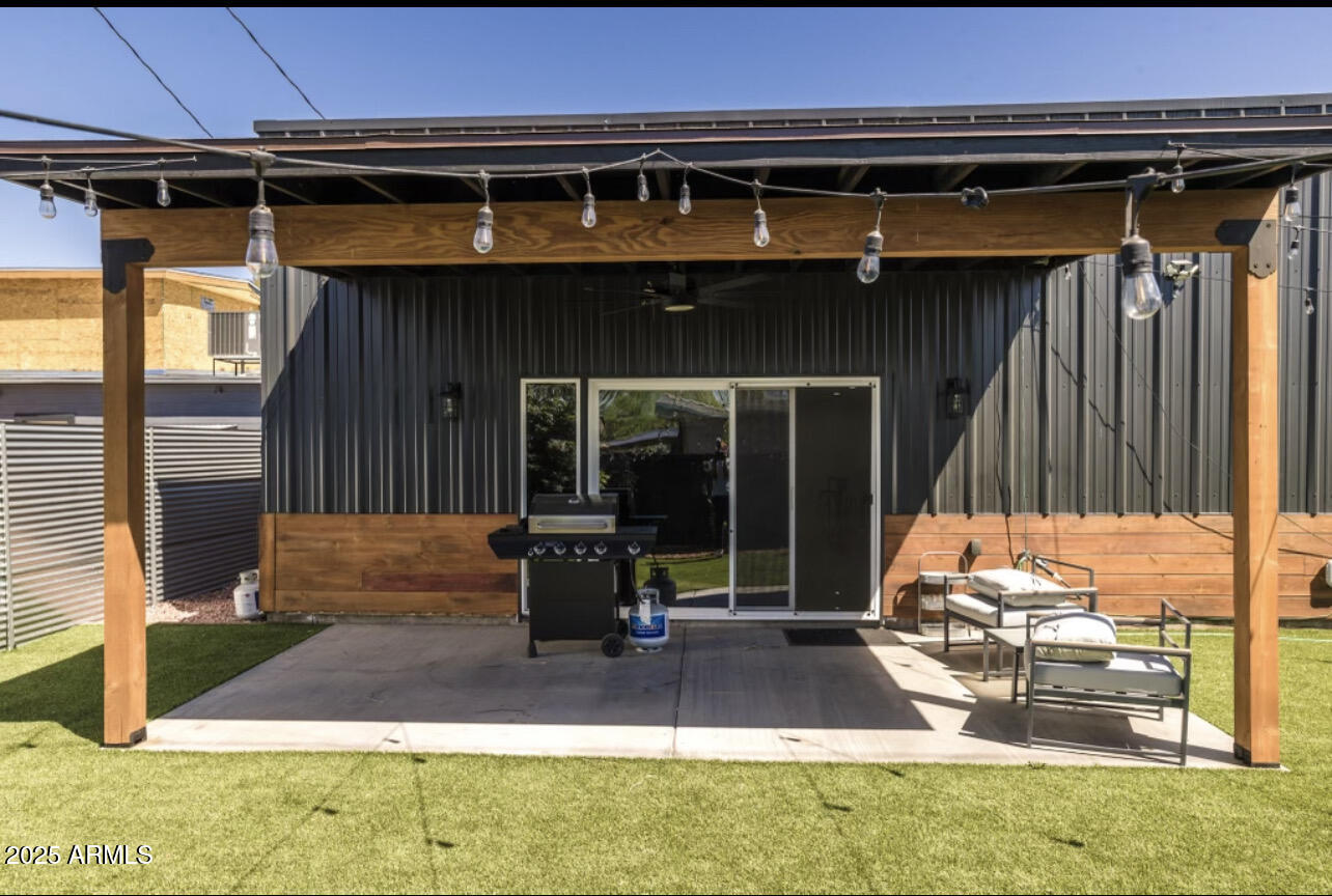 2113 E HARVARD Street