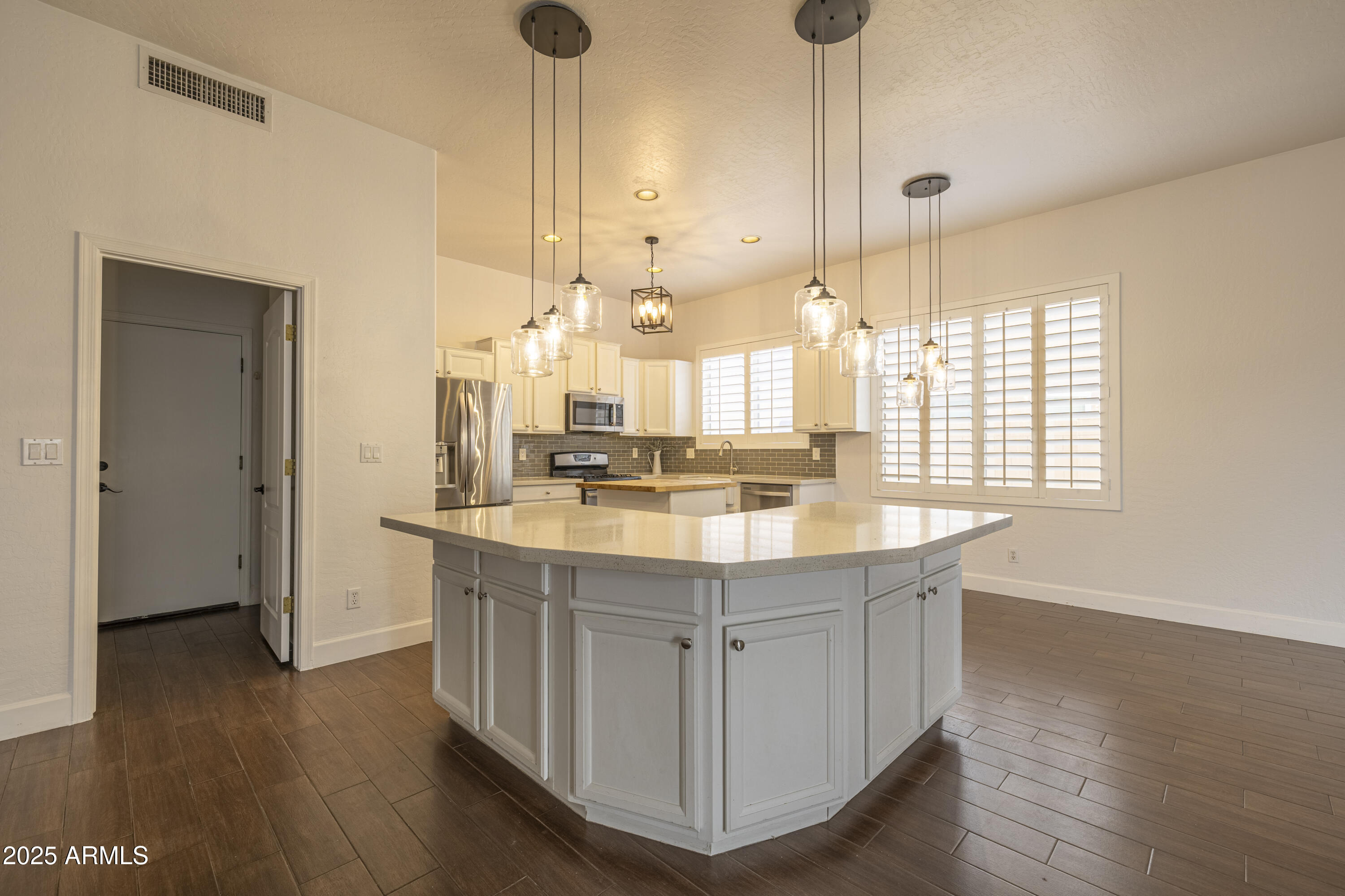 100 N PIONEER Street