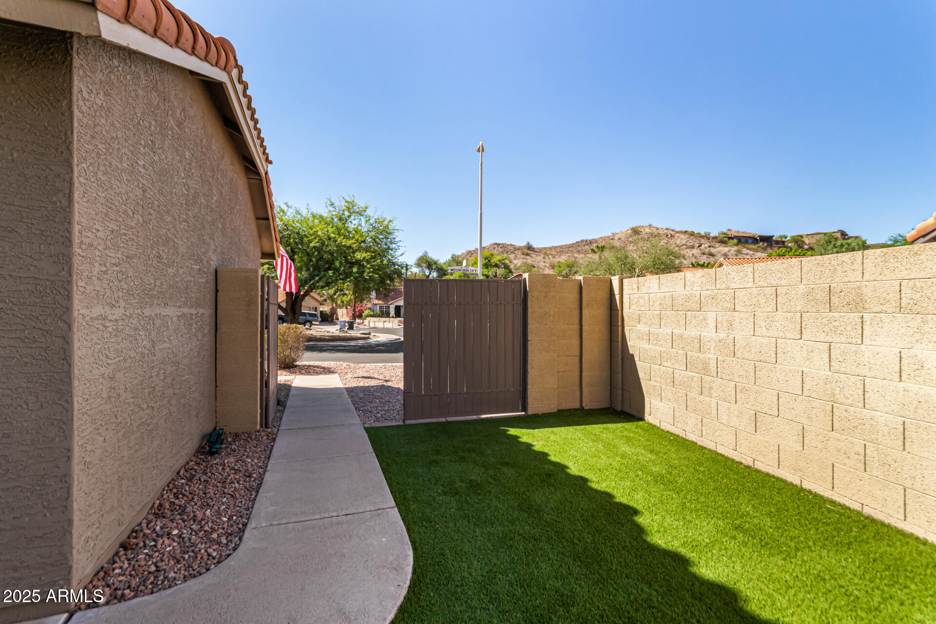 2302 E MOUNTAIN SKY Avenue