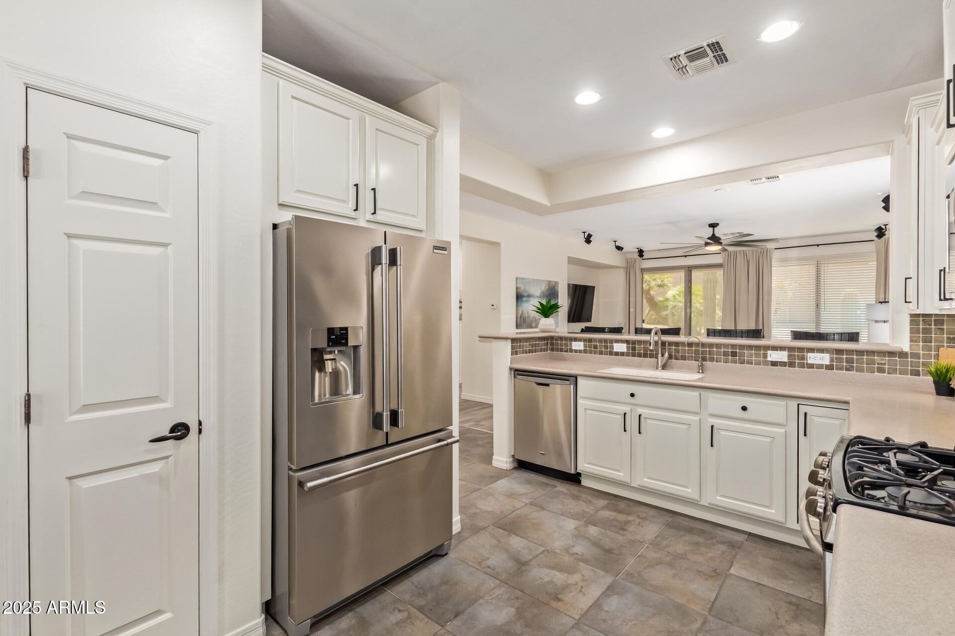 697 W TWIN PEAKS Parkway